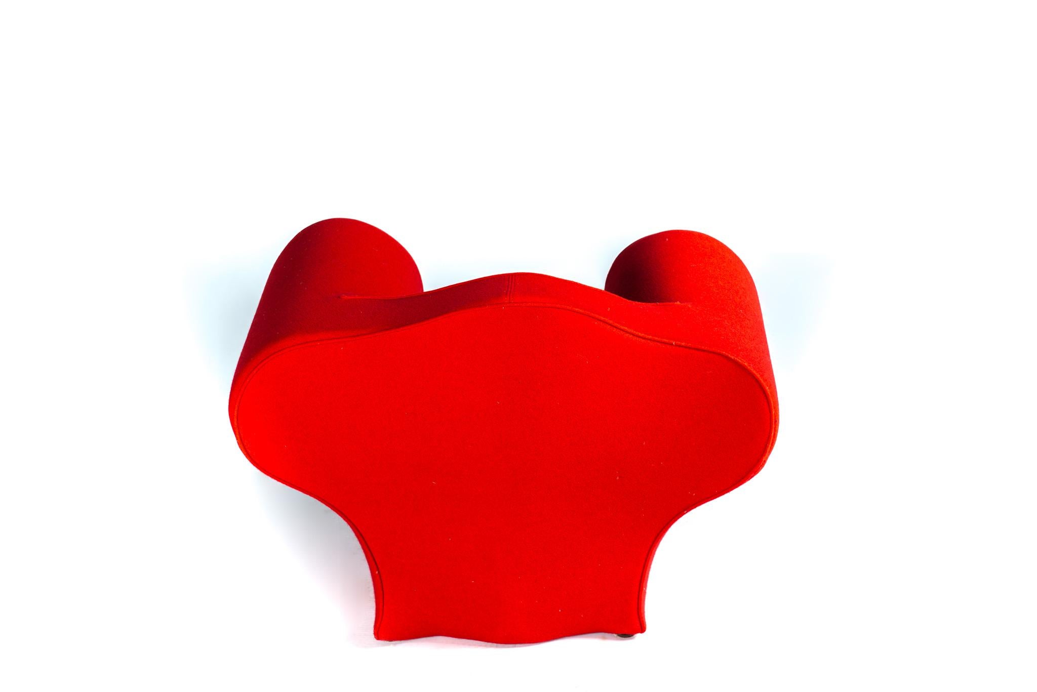 Fauteuil pour enfant Kleiner Sessel von Ron Arad für Moroso aus dem Jahr 1989, der mit rotem Lack überzogen ist.

Hochwertigkeit :  60 cm, Sitzhöhe: 29 cm, Länge: 80 cm,  profondeur 47 cm. 

Ron Arad ist ein zeitgenössischer industrieller Designer,
