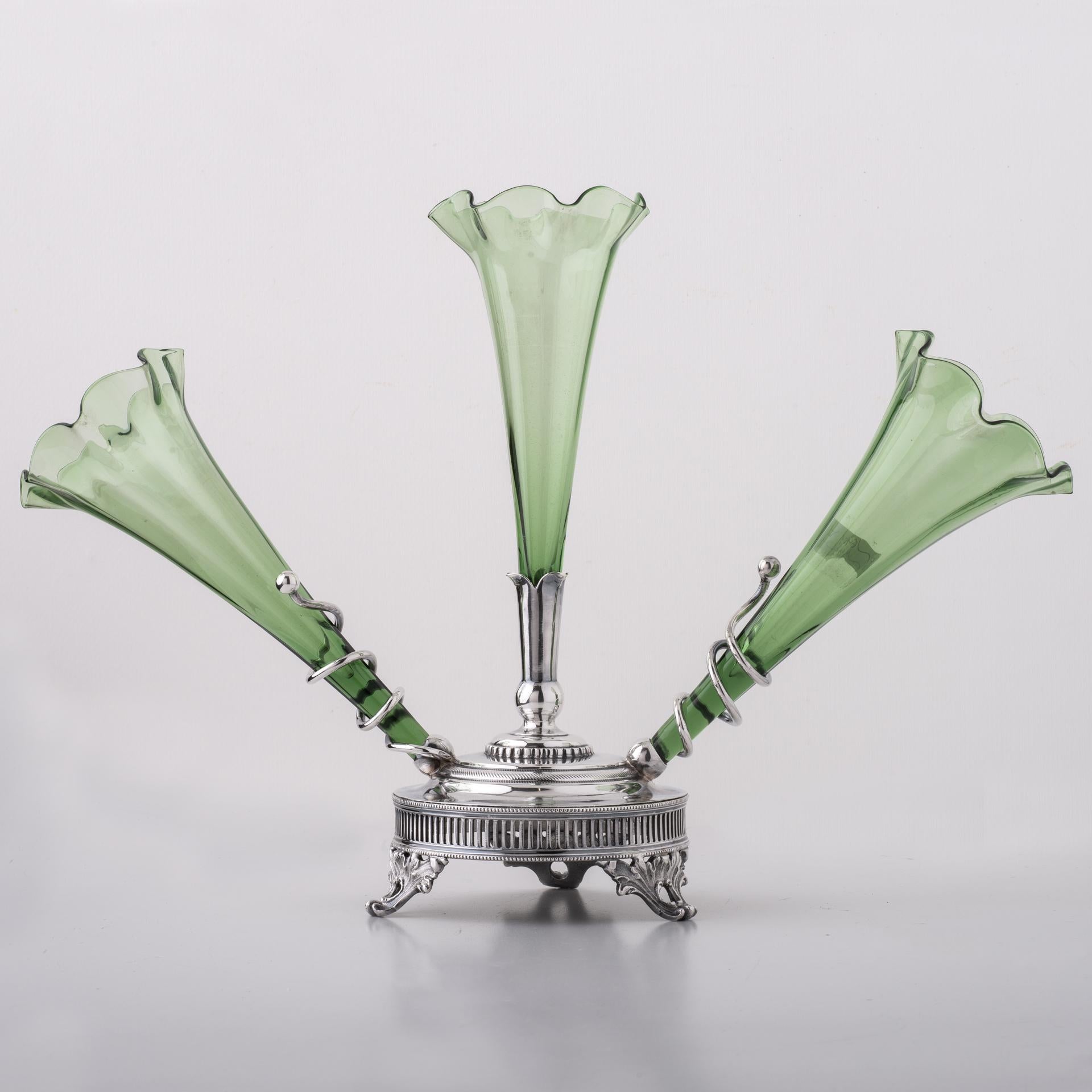 Little elegant épergne with three light green glass jars. Discreet and delicate, it can be placed anywhere, with or without flowers. It's in antique silver plate, stamped BQNS.
(That's a good price for closing activities).



O/6901 -