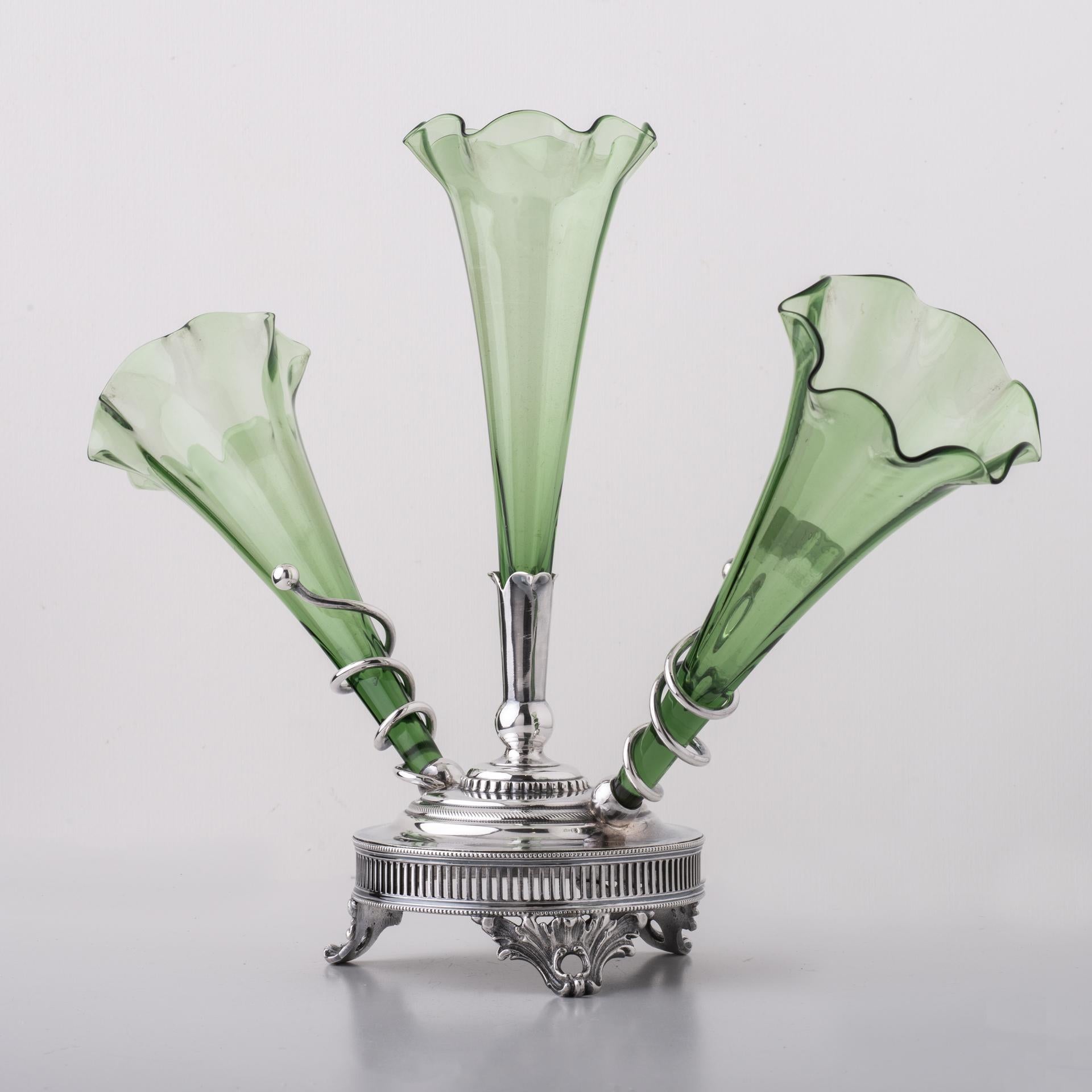 Pequeña Epergne con Tres Tarros de Cristal Verde Claro Otro en venta
