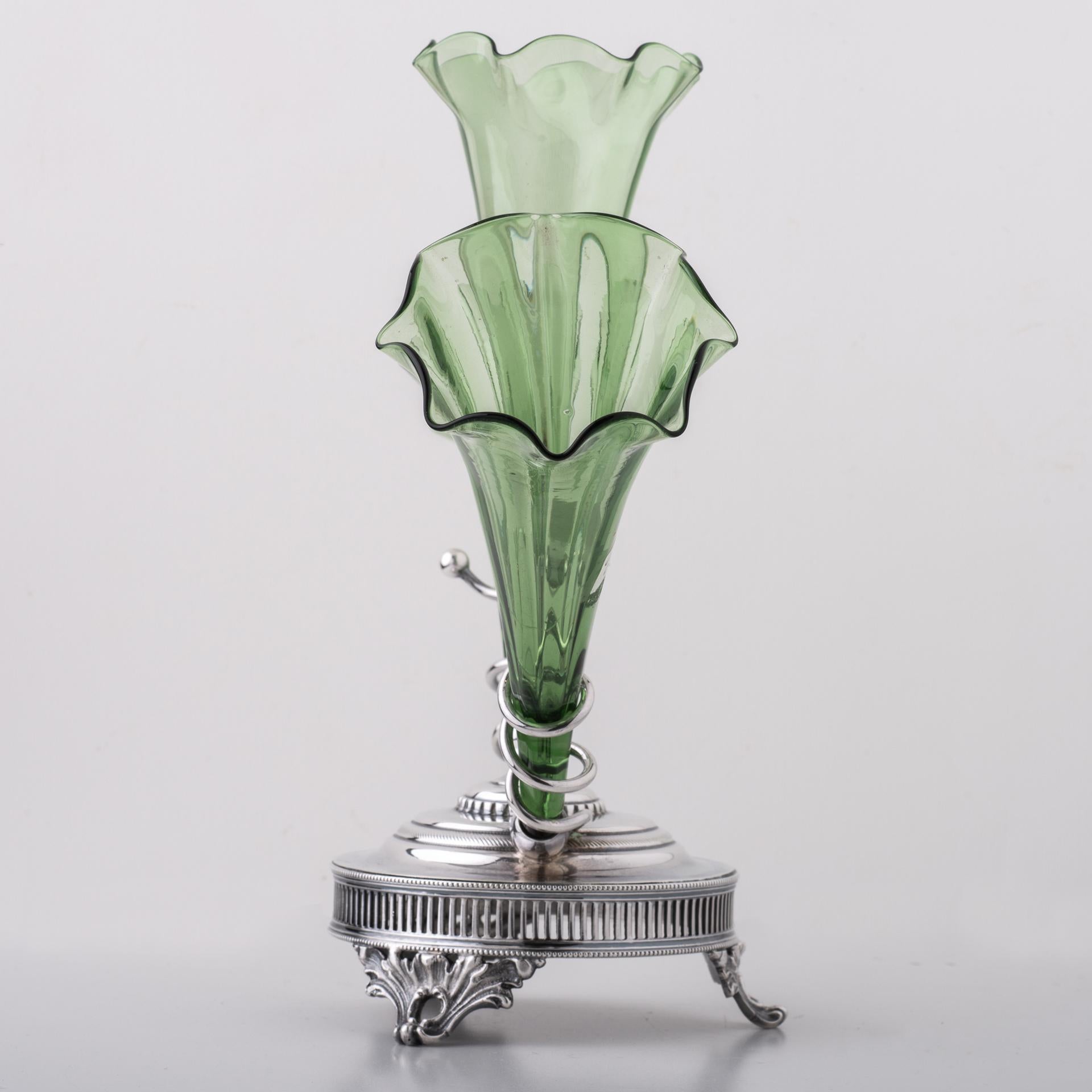 Pequeña Epergne con Tres Tarros de Cristal Verde Claro Inglés en venta