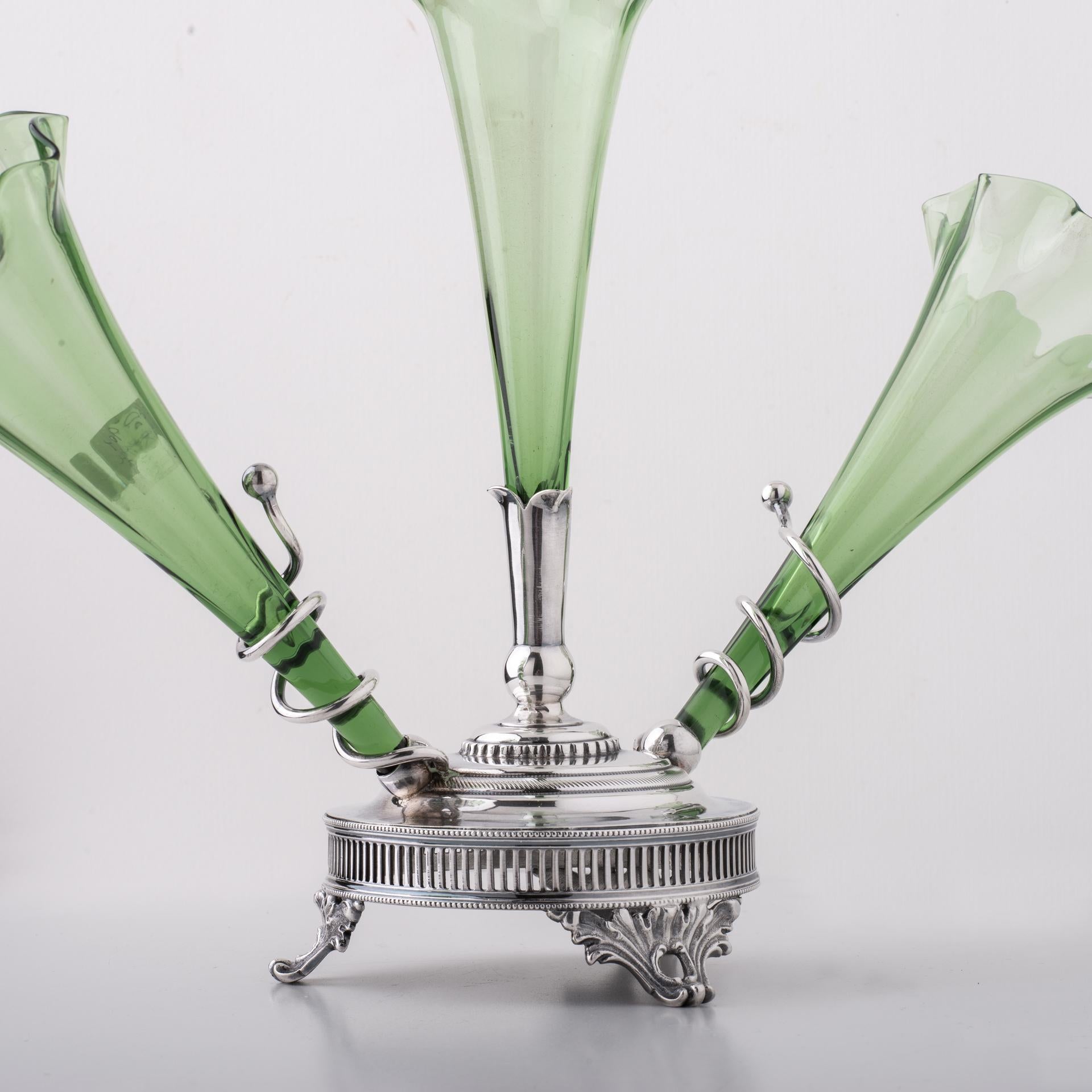 20ième siècle Petite épergne avec trois pots en verre vert clair en vente