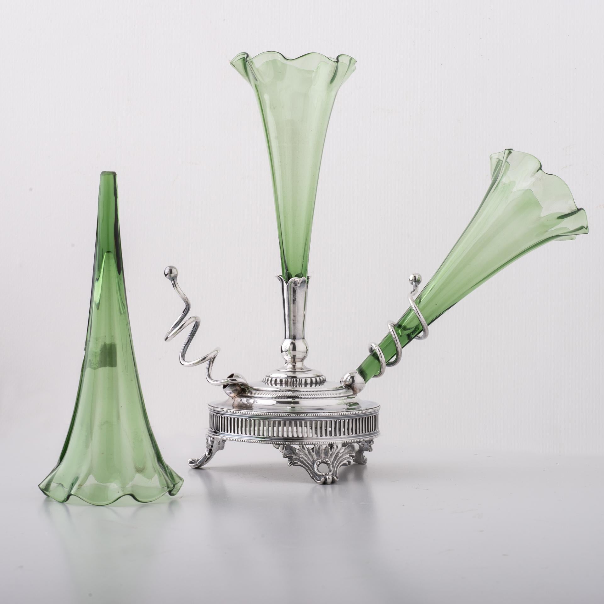 Petite épergne avec trois pots en verre vert clair en vente 1