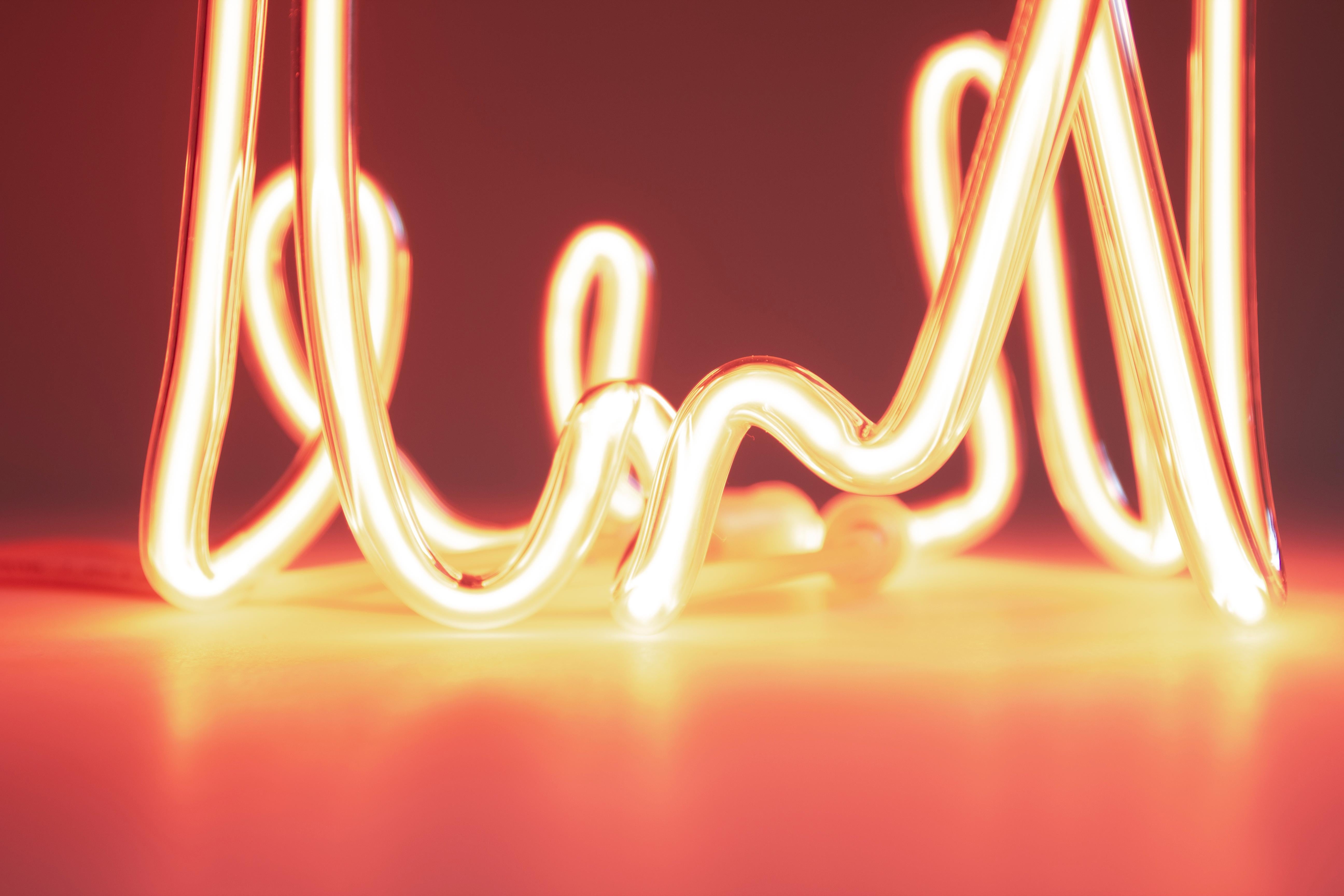 Pequeña escultura fractal de neón para mesa en vidrio translúcido y neón by Dace Sūna Moderno en venta