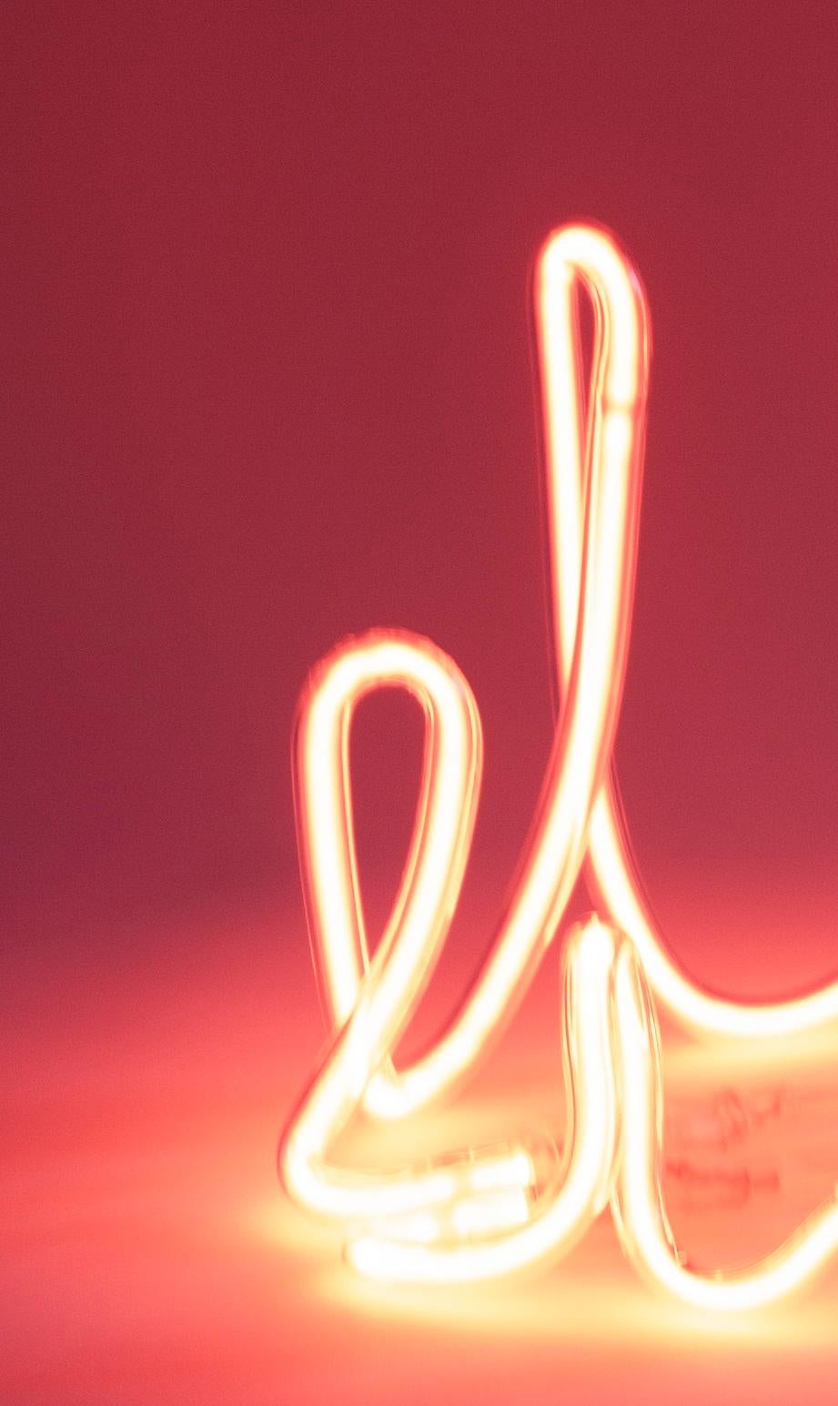 Pequeña escultura fractal de neón para mesa en vidrio translúcido y neón by Dace Sūna Letón en venta