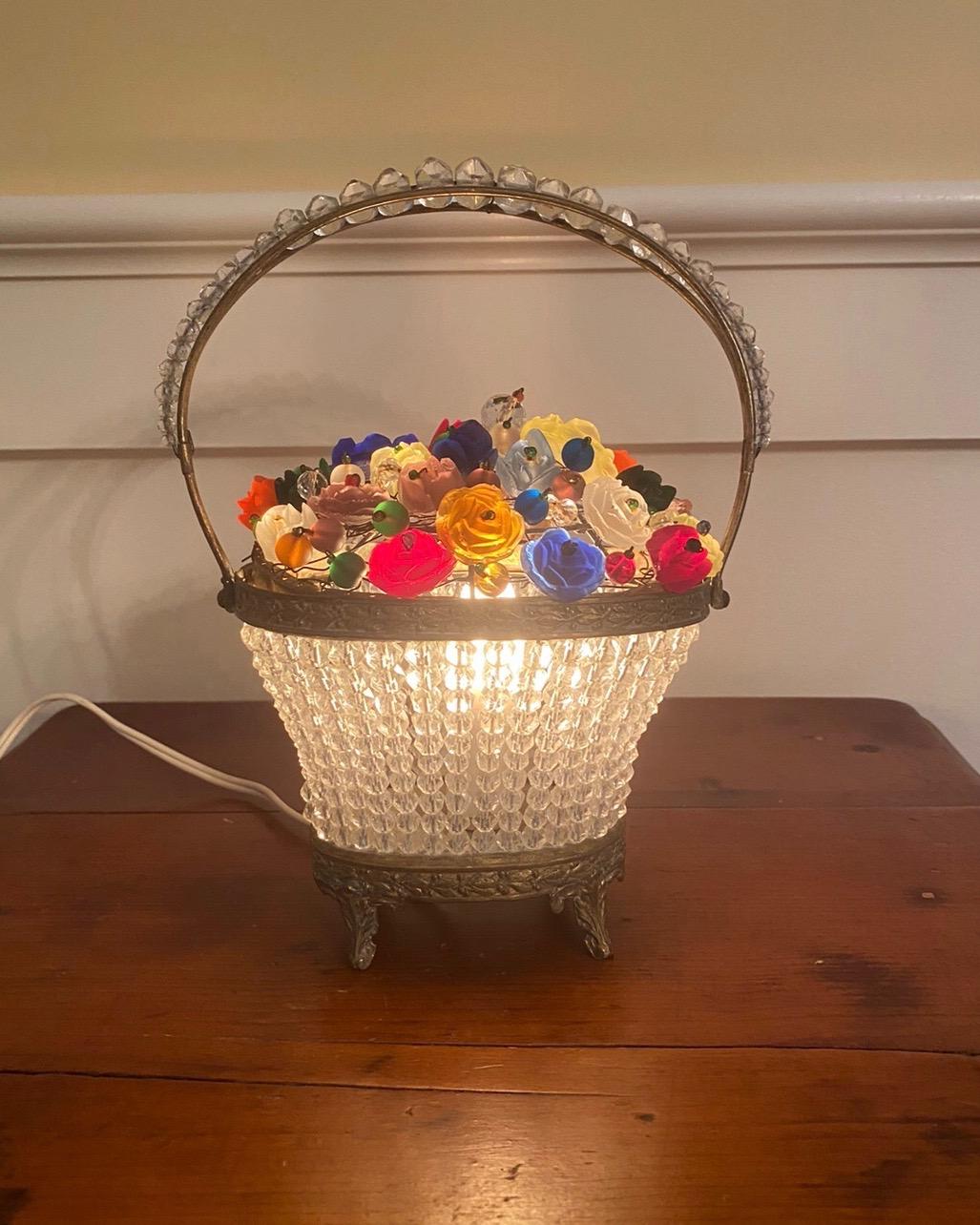 Charmant petit bijou de lampe de table qui est une ancienne corbeille de mariée tchèque ayant un sommet bombé orné de fleurs en verre perlé multicolore.  Le panier et l'anse sont décorés de perles de verre en forme de prisme.  La lampe repose sur