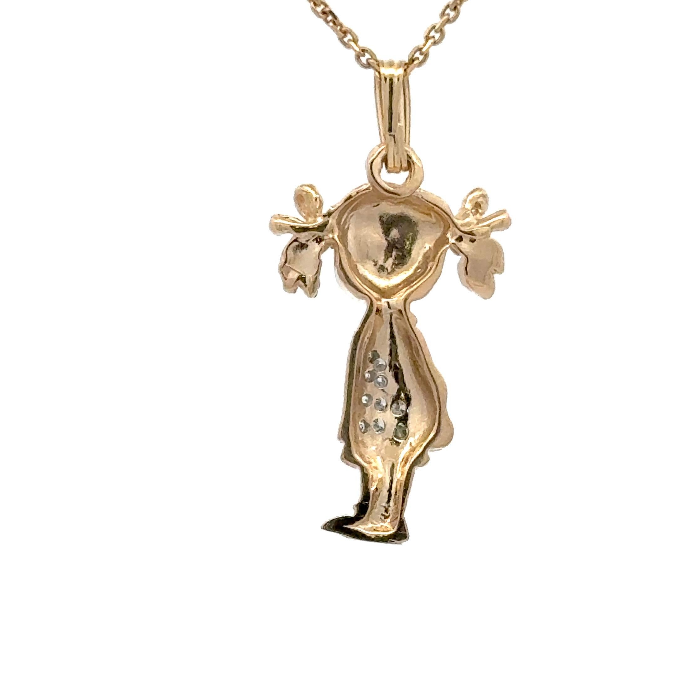 Collier pendentif en or jaune 14 carats représentant une petite fille avec une robe en diamants et des nattes dans les cheveux.

Autres pendentifs et designs pour enfants en stock
Recherche Harbor Diamonds