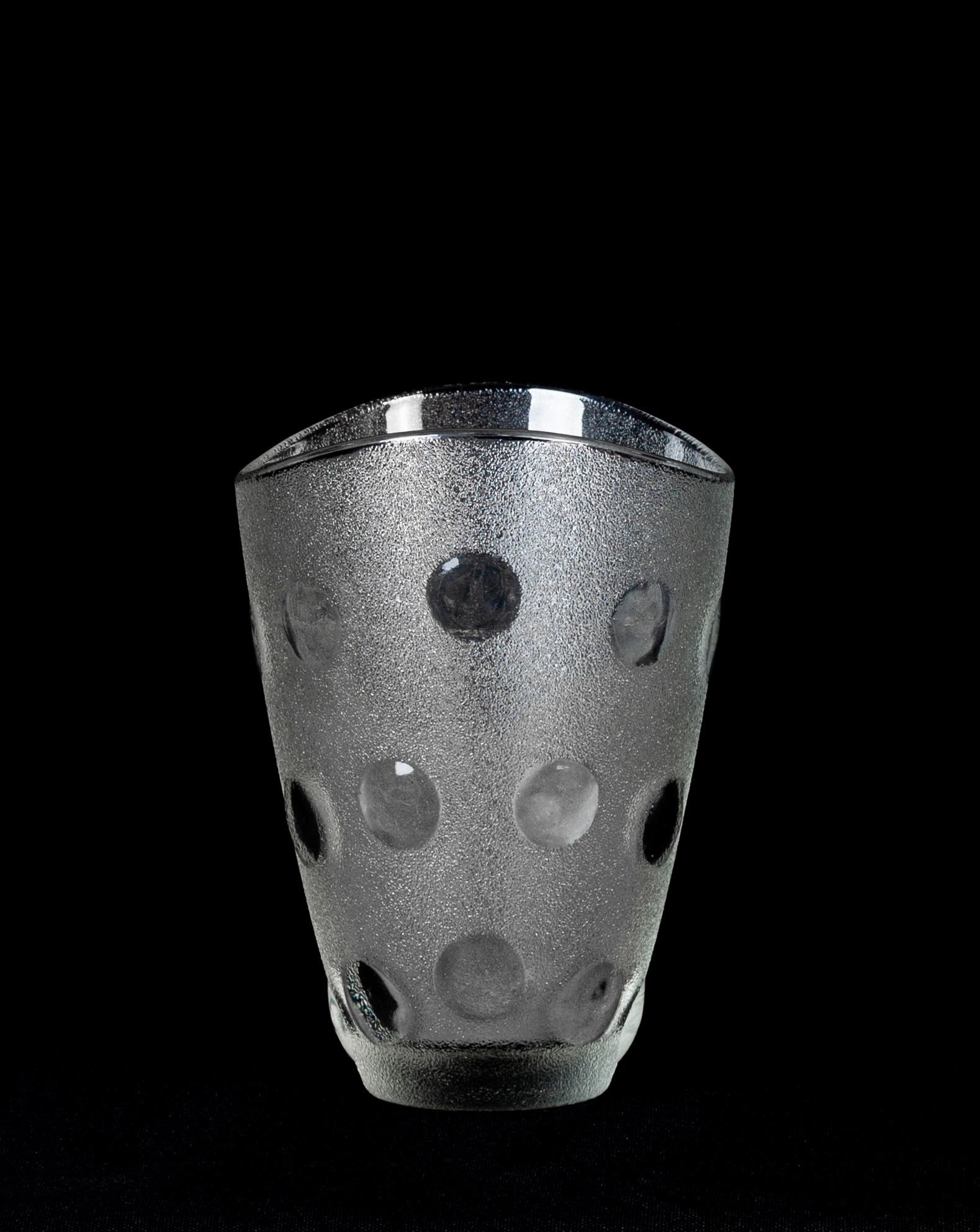 Le petit vase en verre est un merveilleux objet décoratif en verre, réalisé par une manufacture italienne dans les années 1970. 

Petit vase très à la mode avec des décorations de forme ronde le long du corps.

Bonnes conditions.