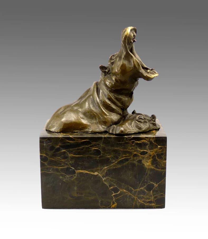 La petite famille hippopotame est une charmante sculpture en bronze représentant l'un des animaux les plus attachants de la nature. La famille hippopotame est représentée dans un moment de repos et de connexion, avec la figure centrale, un
