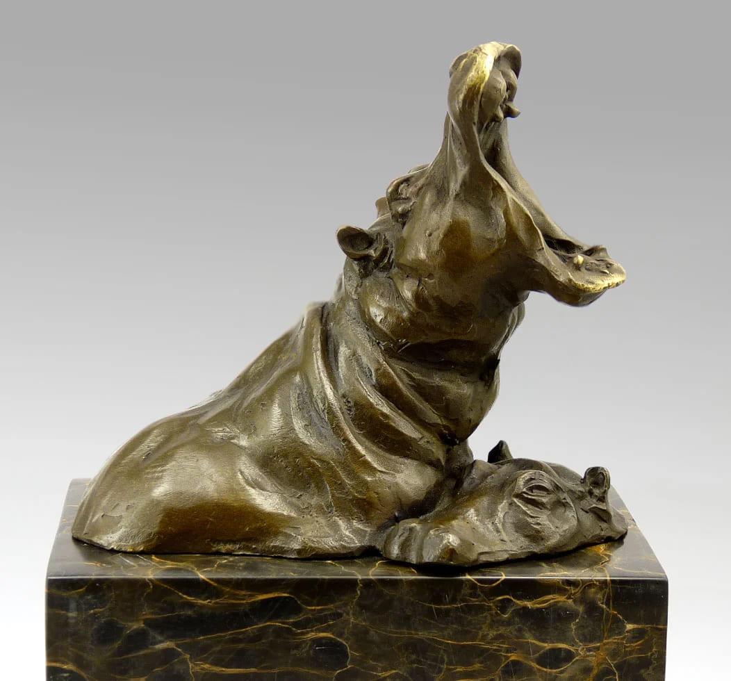 Moderne Famille de petits hippopotames - Statue en bronze animalière en vente