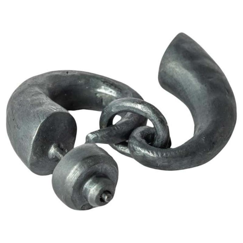Ohrhänger in Form eines Horns aus oxydiertem Sterlingsilber. Diese Oberfläche kann mit der Zeit verblassen, was als Verbesserung angesehen werden kann.
Verkauft als Einzelstück.