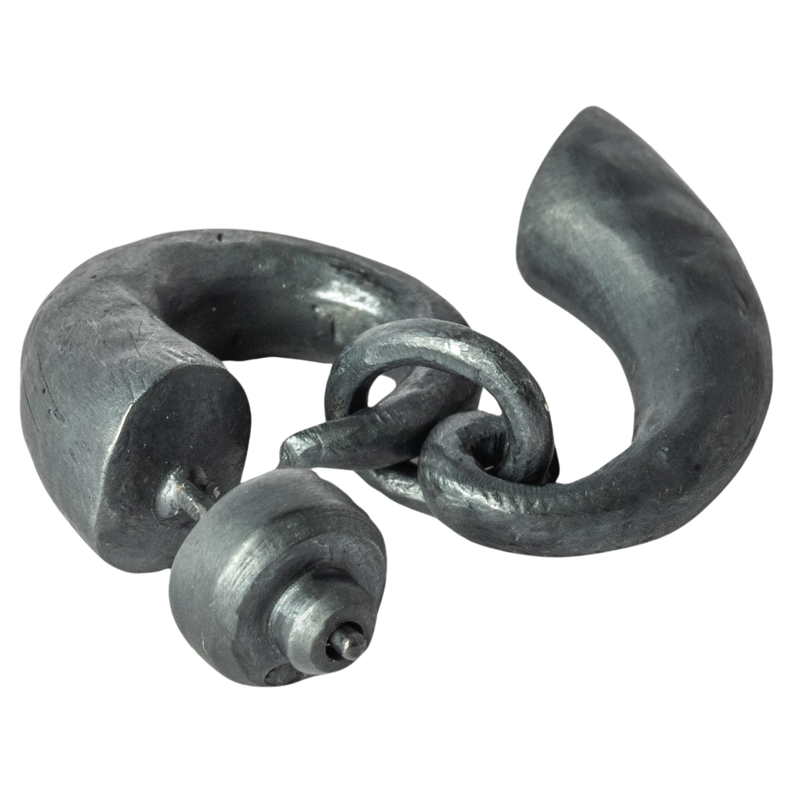 Boucle d'oreille pendante en forme de Horn en argent sterling oxydé. Cette finition peut s'estomper avec le temps, ce qui peut être considéré comme une amélioration.
Vendu en une seule pièce.