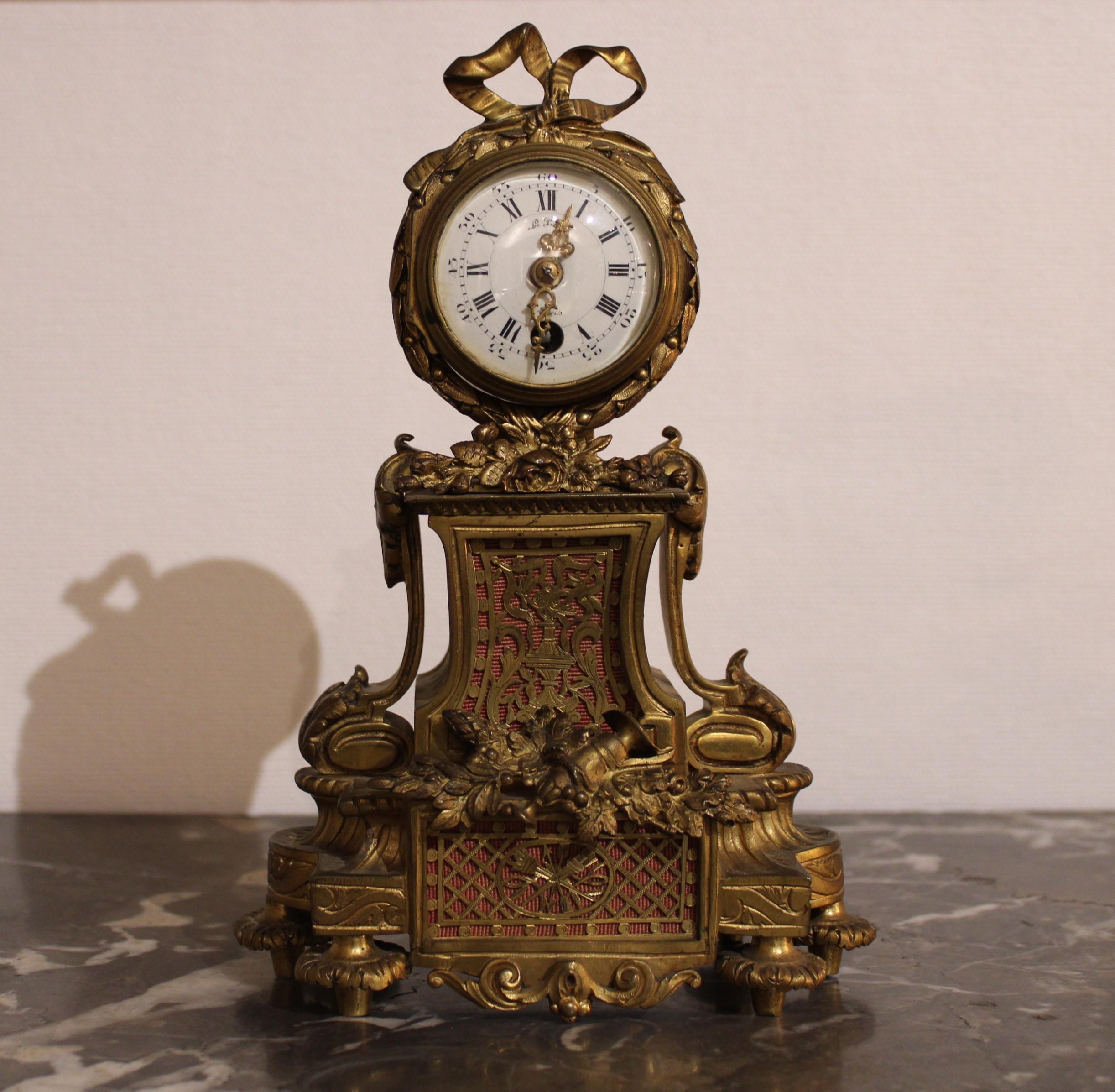 Little mantle clock
Gilted bronze 
France, 19th century