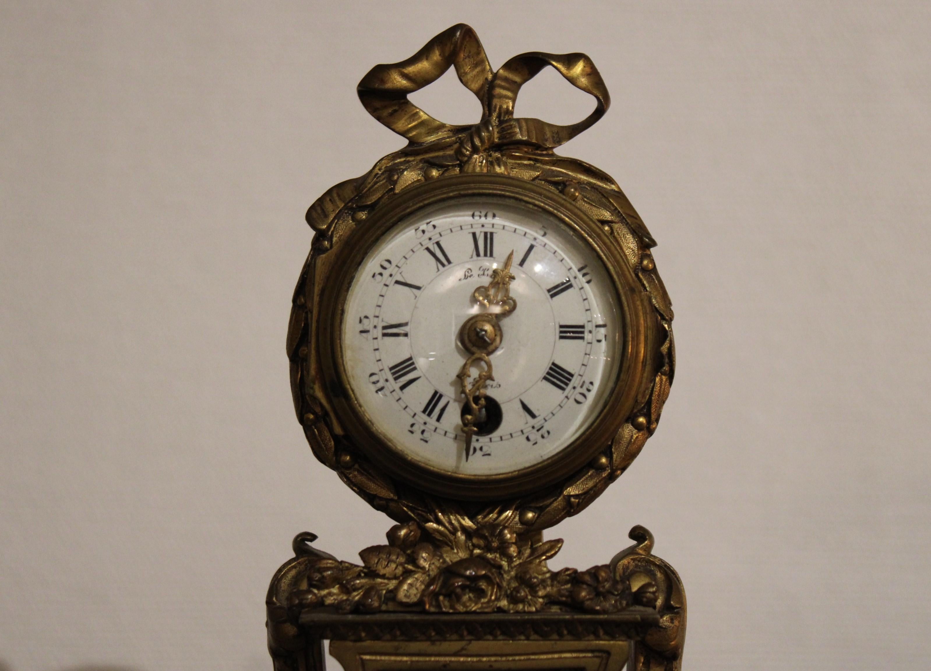 French Little mantel clock, France, late 19th century For Sale