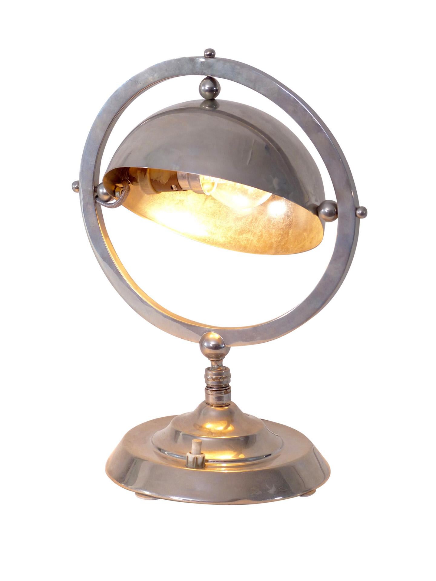 Kleine Tischlampe
Original Art Deco, Frankreich, 1930er Jahre.

Rundes Design: Halbkugel im Kreis
Metall mit ursprünglicher Patina (nur gereinigt, nicht poliert).

Abmessungen:
Breite 21 cm
Höhe 27 cm
Tiefe 15 cm.