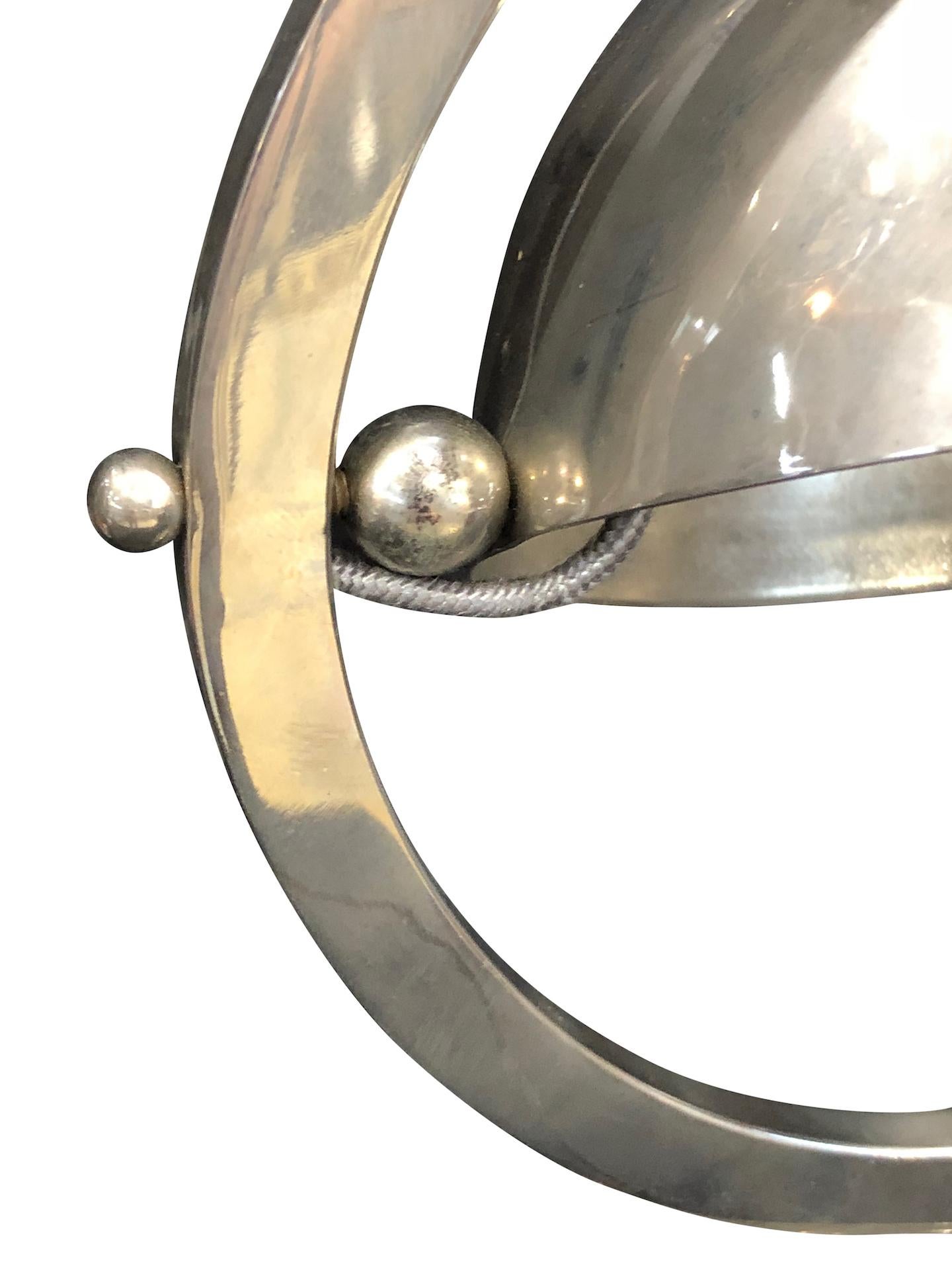 Kleine Metall-Tischlampe, Halbkugel in einem Kreis, Art déco, Frankreich 1930er Jahre (Französisch) im Angebot