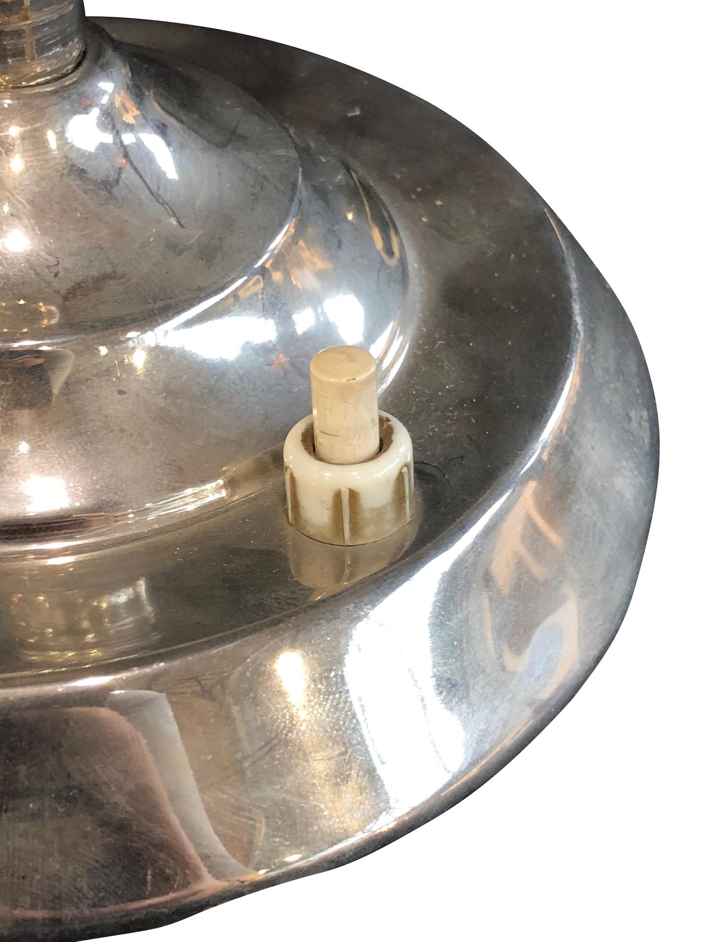 Kleine Metall-Tischlampe, Halbkugel in einem Kreis, Art déco, Frankreich 1930er Jahre im Zustand „Relativ gut“ im Angebot in Ulm, DE