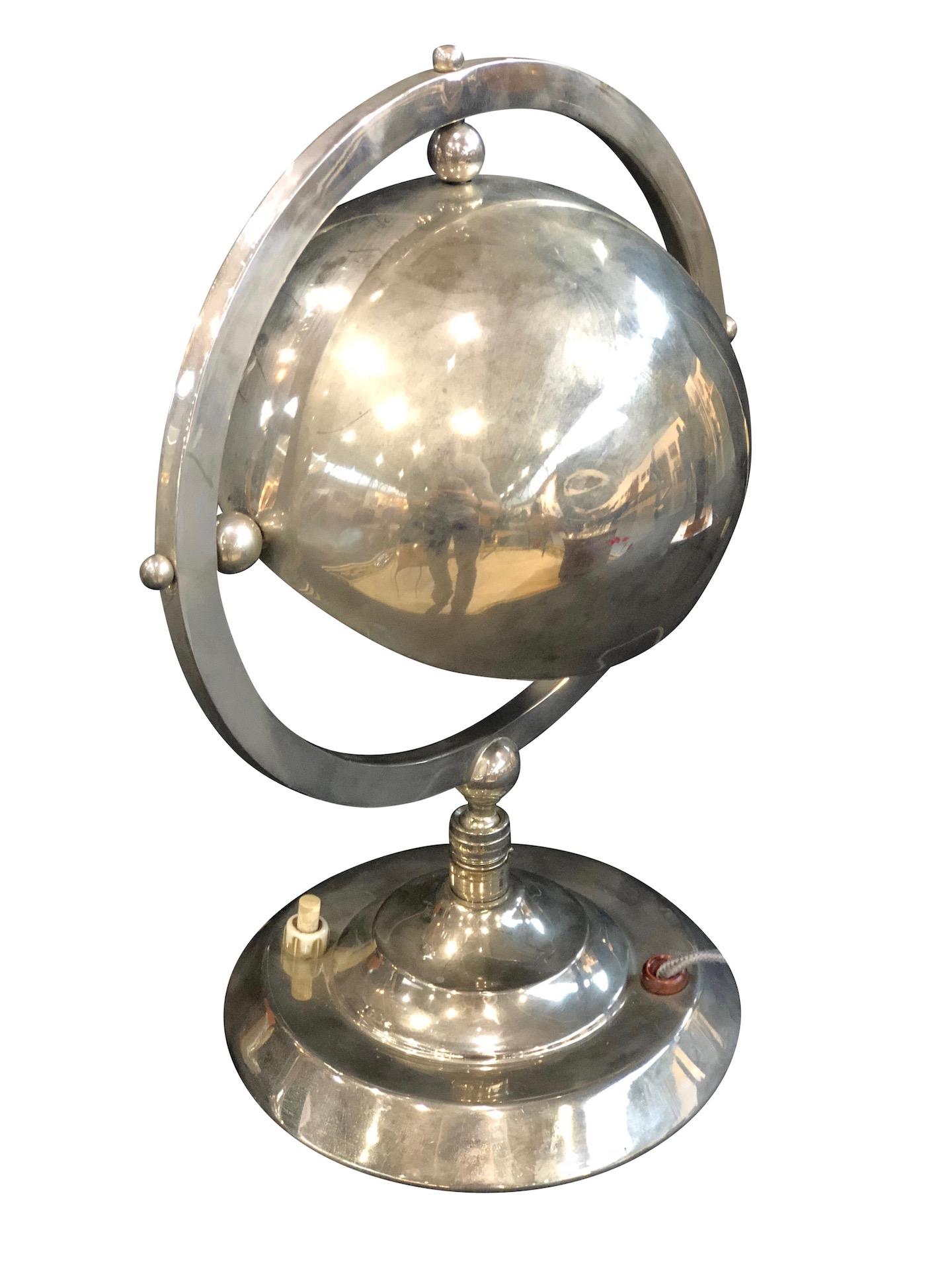 Kleine Metall-Tischlampe, Halbkugel in einem Kreis, Art déco, Frankreich 1930er Jahre im Angebot 1