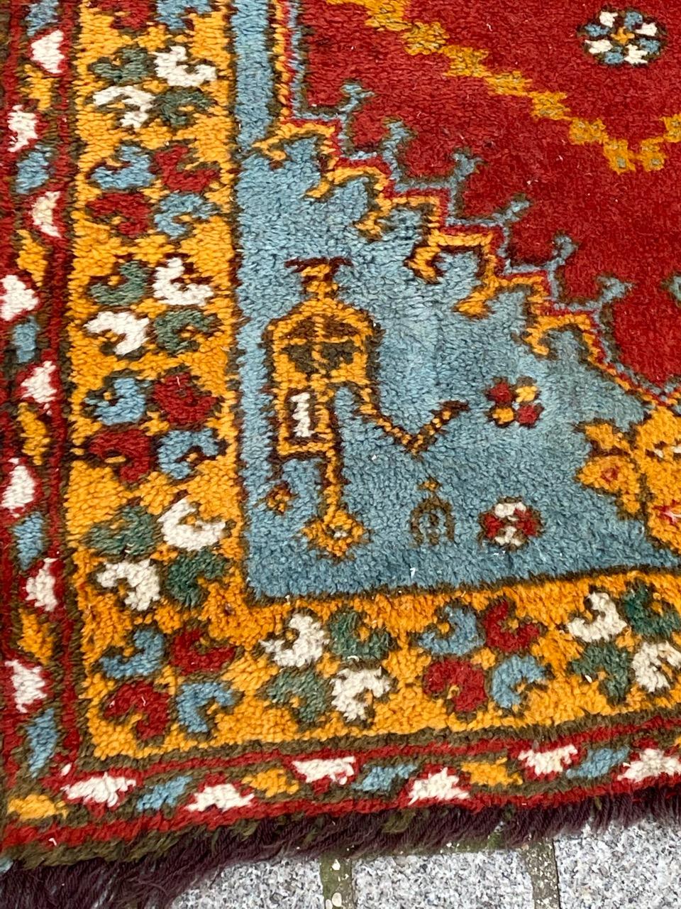 Pretty Mid Century Turkish Ushak rug with beautiful geometrical design and nice natural colors, entirely hand knotted with wool velvet on wool foundation.

✨✨✨
