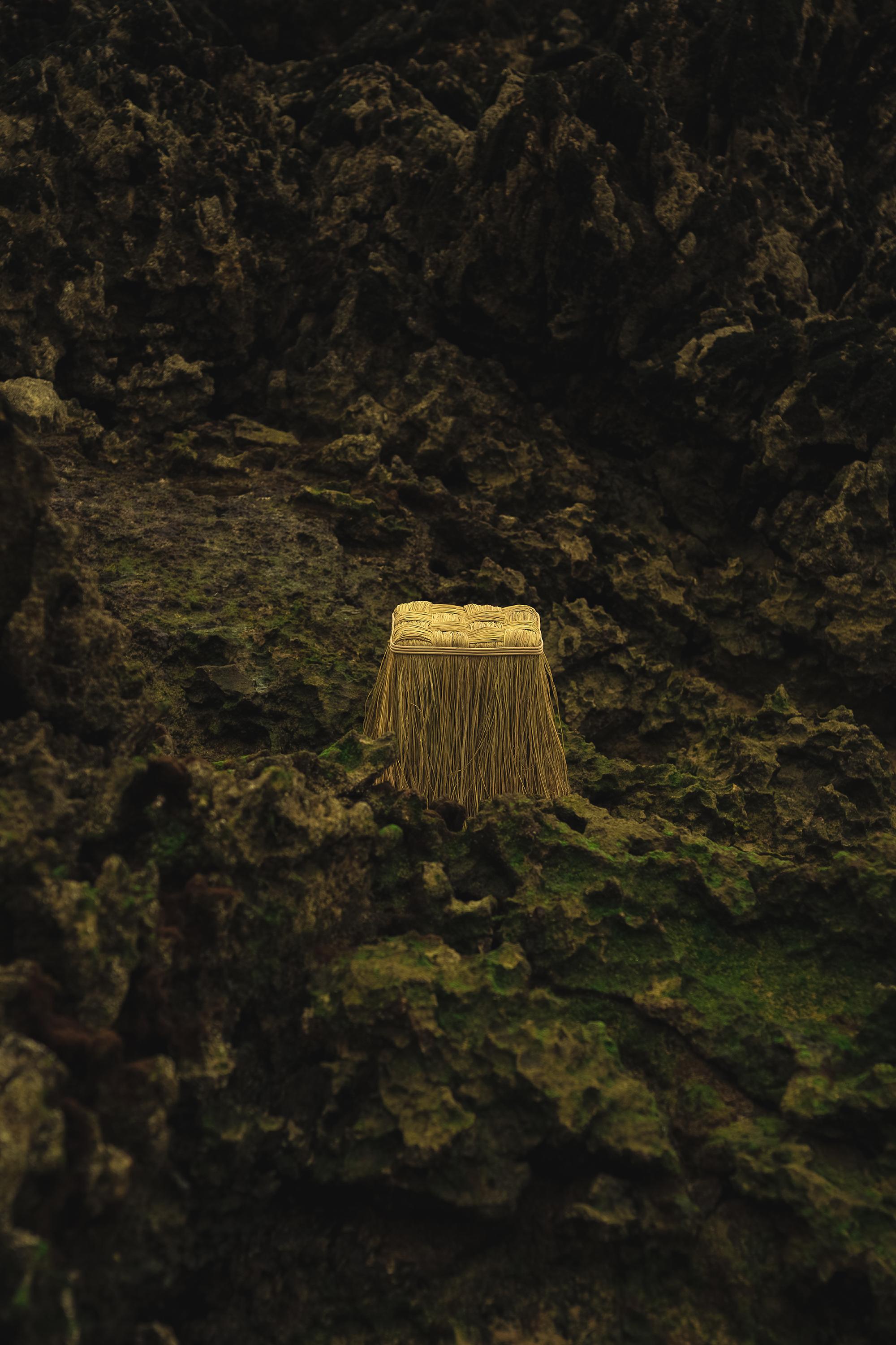By straddling the boundary between art object and design furniture, the fringes of this stool recall the groves of tall grass from which “esparto” is collected—that natural and resilient fibre used by weavers to make espadrilles and baskets.