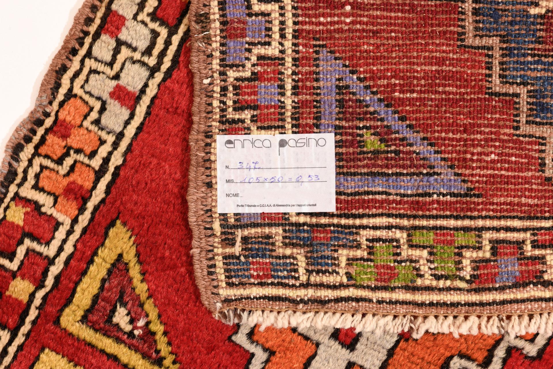 Kleiner türkischer Teppich aus alter Herstellung, mit einfachem Design und prächtigen Farben, die aus pflanzlichen Stoffen gewonnen werden: ein Teppich, der von Nomaden gewebt wurde.

ref. nr. 347.