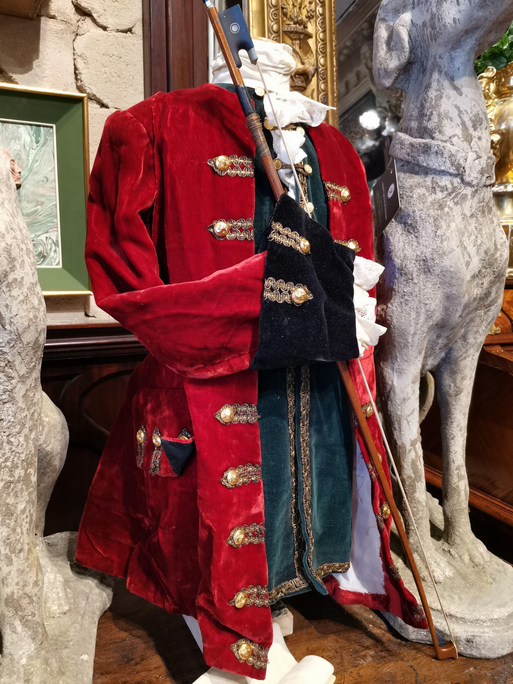 Petite et ancienne costume Luis XVI début du 20e siècle Bon état - En vente à Madrid, ES