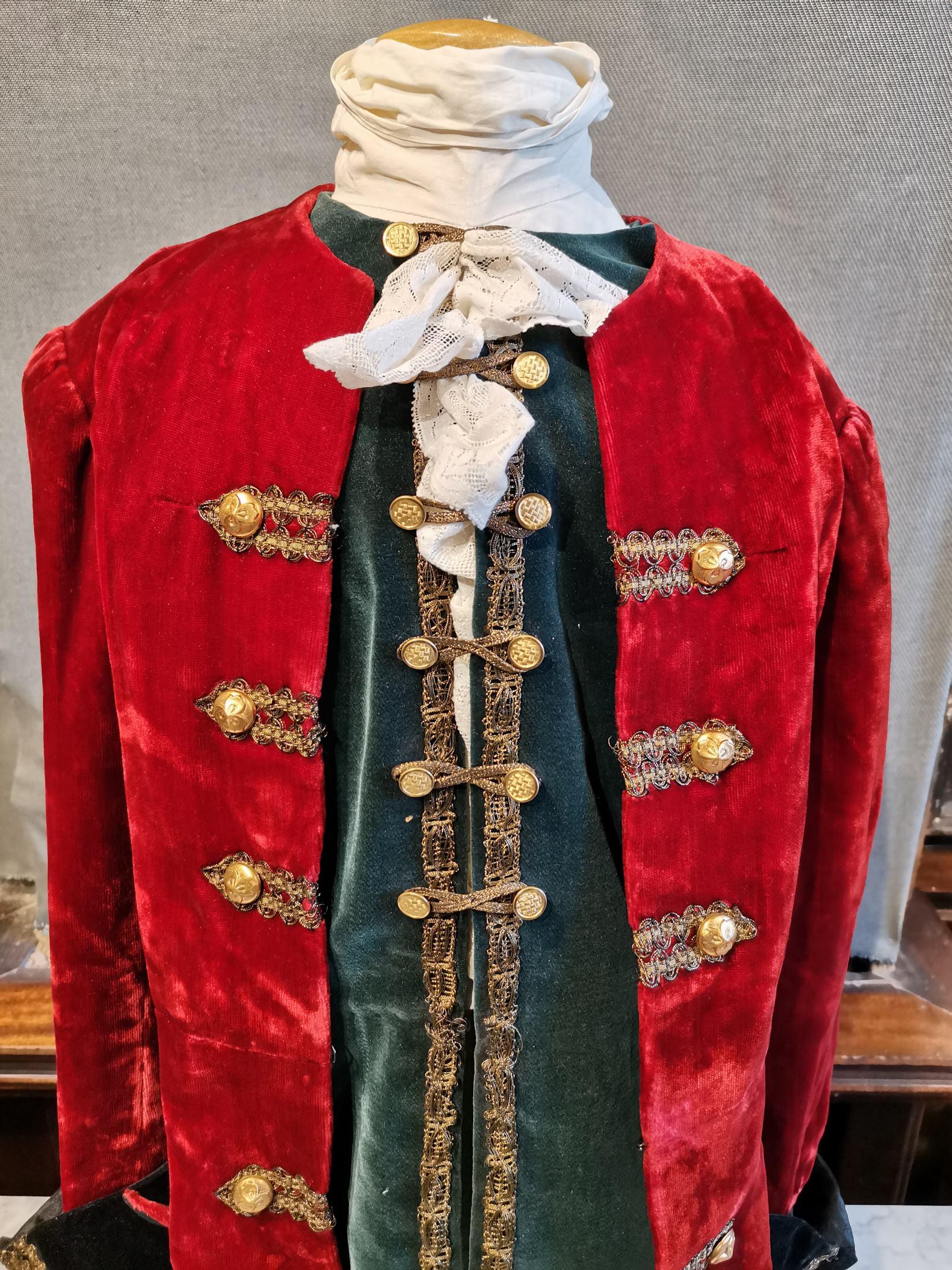 20ième siècle Petite et ancienne costume Luis XVI début du 20e siècle en vente