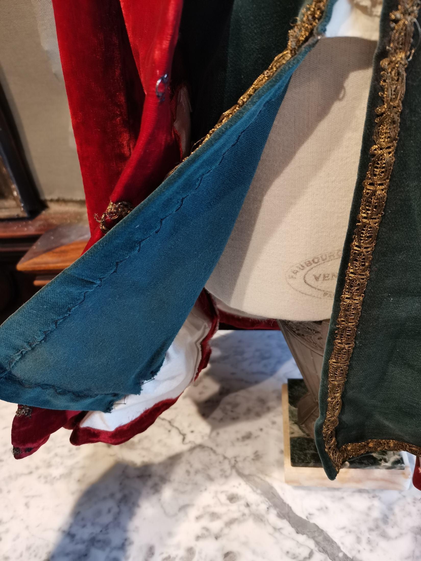 Petite et ancienne costume Luis XVI début du 20e siècle en vente 1