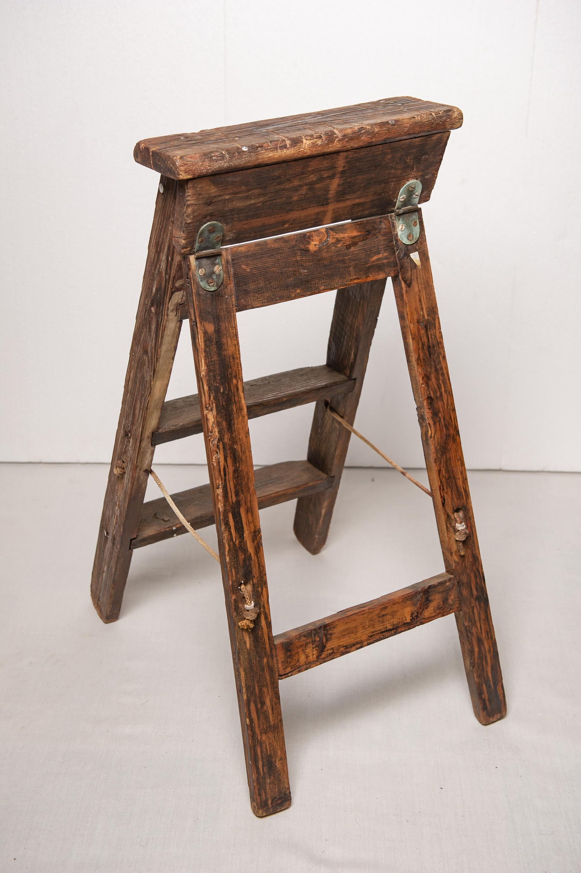 M/1626 - Little library ladder (I don't know if Italian or French ) from the 19th century, in chestnut wood.
It's a perfect example of 