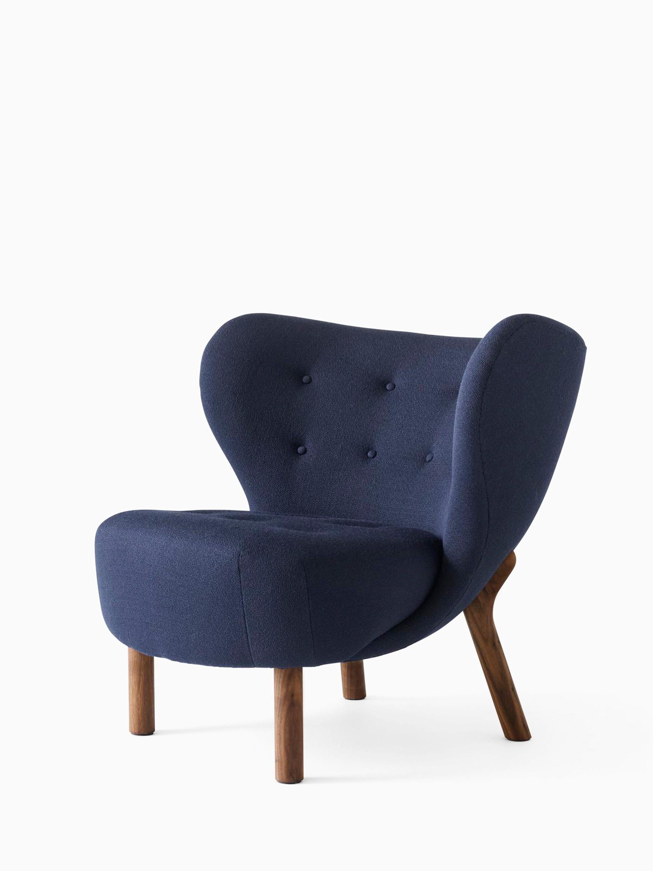 Lituanien Little Petra Lounge Chair, in Kvadrat Vidar 554 & Walnut by Viggo Boesen for &T en vente
