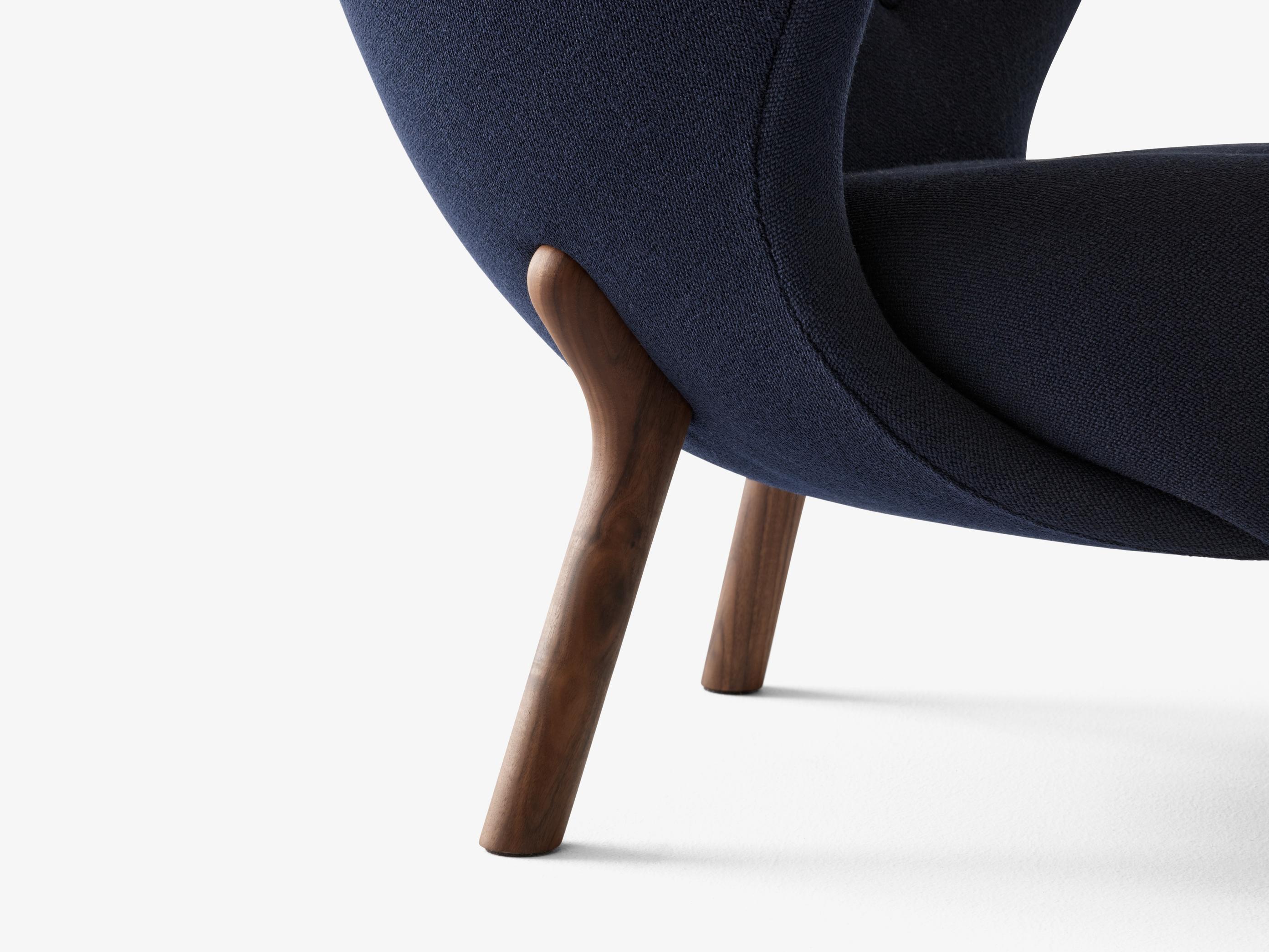 Little Petra Lounge Chair, in Kvadrat Vidar 554 & Walnut by Viggo Boesen for &T Neuf - En vente à Dubai, AE