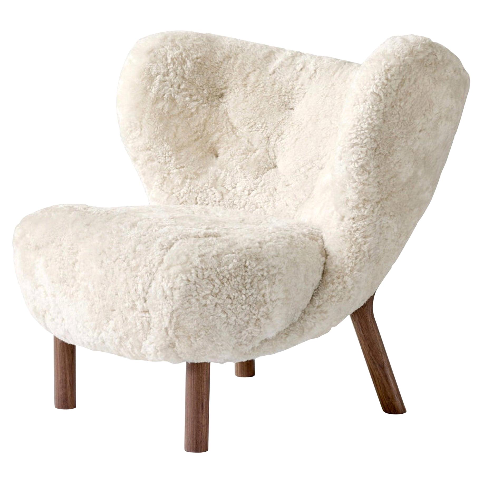 Scandinave moderne Little Petra Lounge Chair & Ottoman en peau de mouton avec cadre en noyer huilé en vente