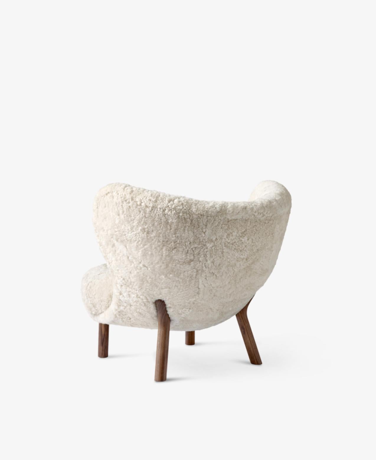Danois Little Petra Lounge Chair & Ottoman en peau de mouton avec cadre en noyer huilé en vente