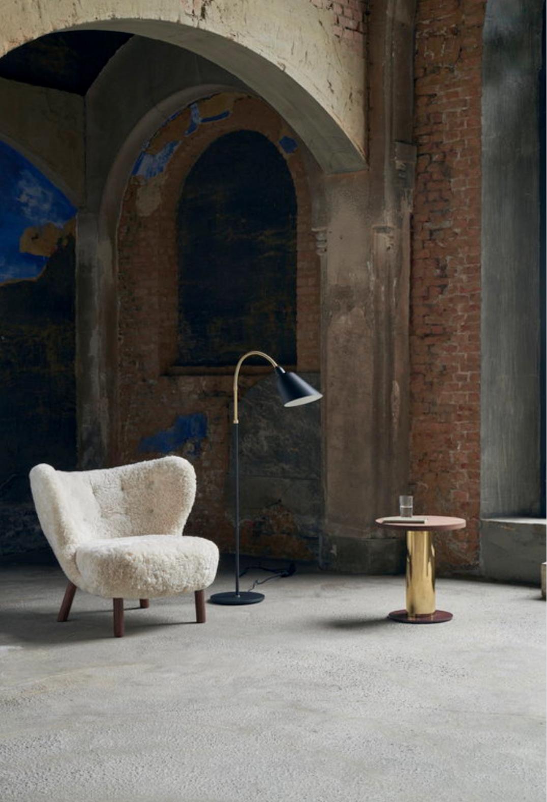 XXIe siècle et contemporain Little Petra Lounge Chair & Ottoman en peau de mouton avec cadre en noyer huilé en vente
