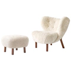 Little Petra Lounge Chair & Ottoman en peau de mouton avec cadre en noyer huilé