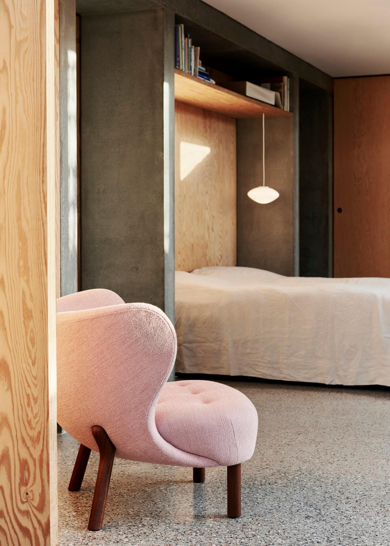 Presentata per la prima volta nel 1938, la Little Petra fu subito apprezzata alla Copenhagen Cabinetmakers Guild Exhibition e successivamente premiata alle mostre di New York e Berlino. Si tratta di uno dei pochi design realizzati dall'architetto