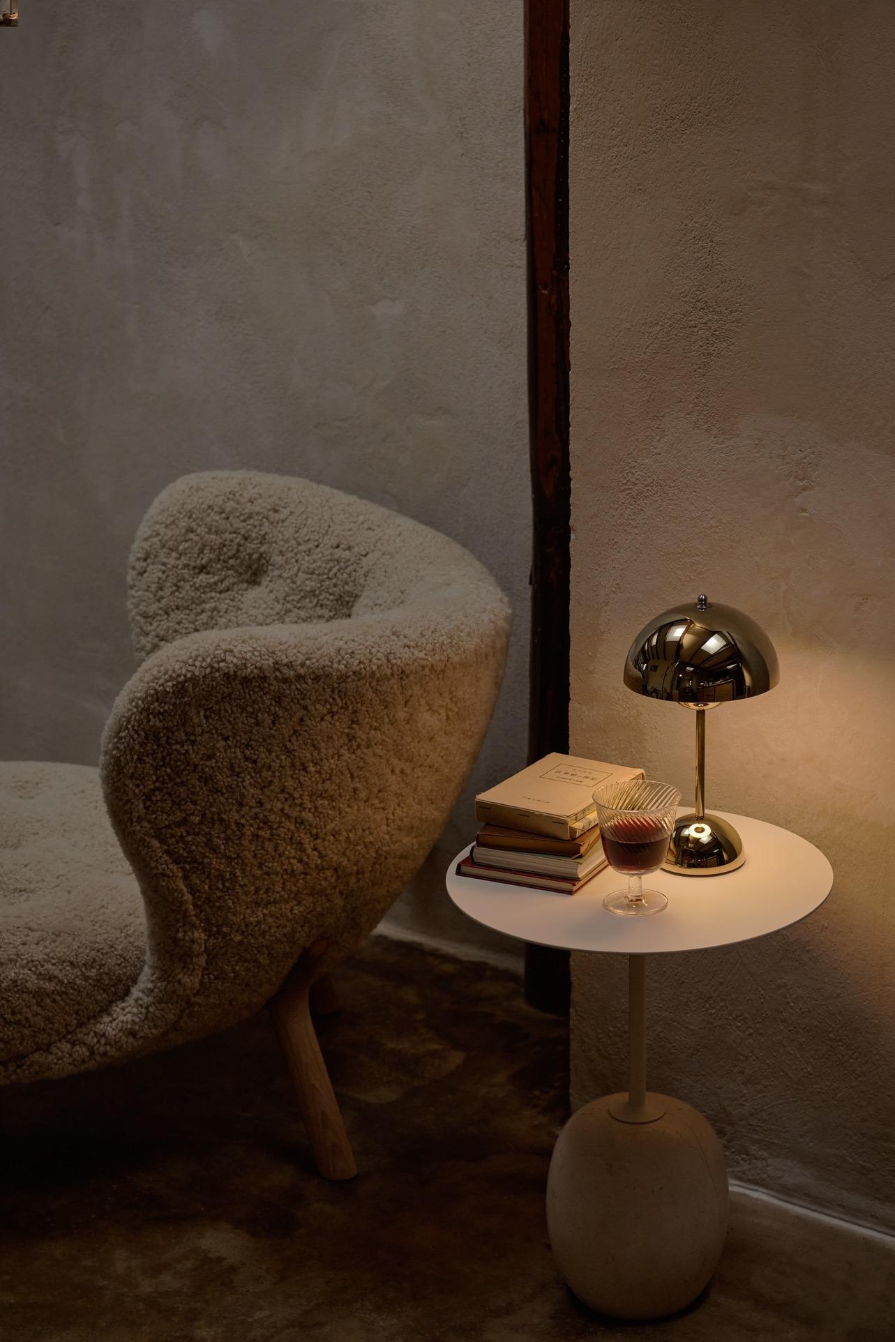 Presentata per la prima volta nel 1938, Little Petra fu subito apprezzata alla Copenhagen Cabinetmakers Guild Exhibition e successivamente fu premiata alle mostre di New York e Berlino. È uno dei pochi progetti dell'architetto Viggo Boesen, che è
