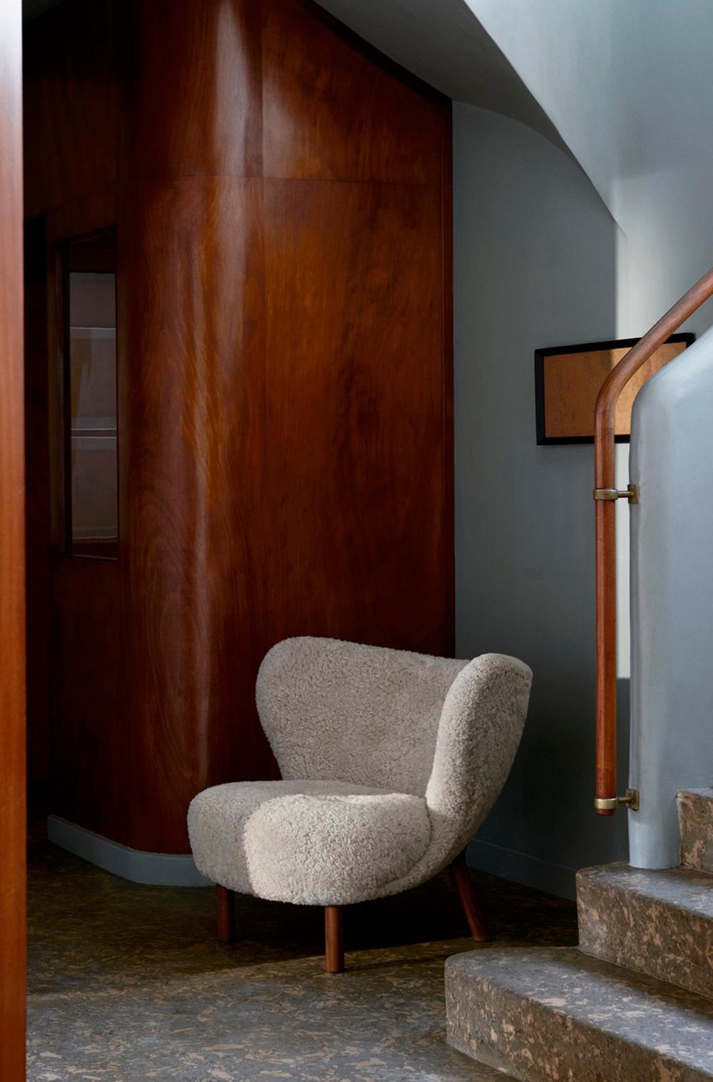Presentata per la prima volta nel 1938, la Little Petra fu subito apprezzata alla Copenhagen Cabinetmakers Guild Exhibition e successivamente premiata alle mostre di New York e Berlino. Si tratta di uno dei pochi design realizzati dall'architetto