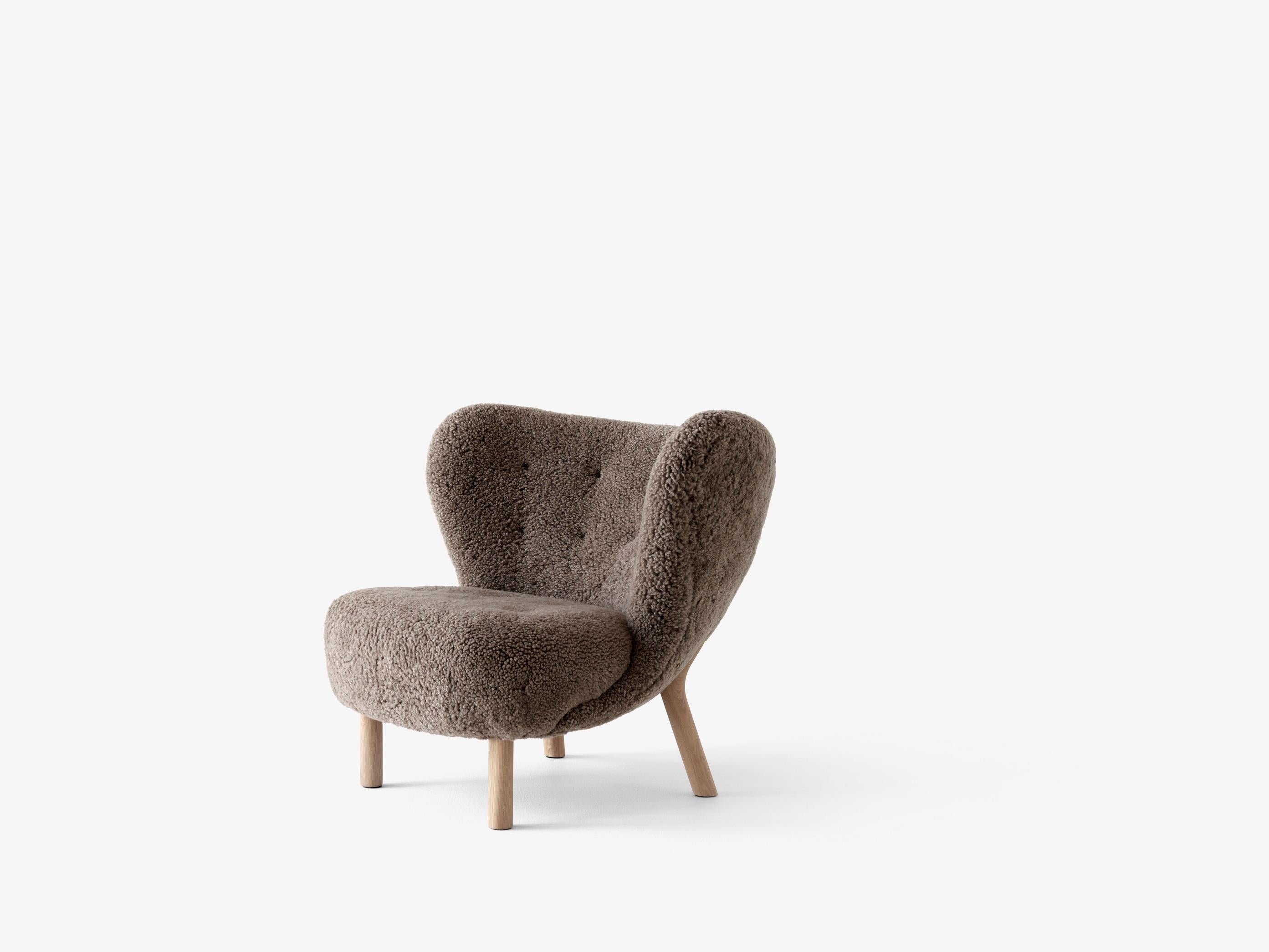 Presentata per la prima volta nel 1938, la Little Petra fu subito apprezzata alla Copenhagen Cabinetmakers Guild Exhibition e successivamente premiata alle mostre di New York e Berlino. Si tratta di uno dei pochi design realizzati dall'architetto