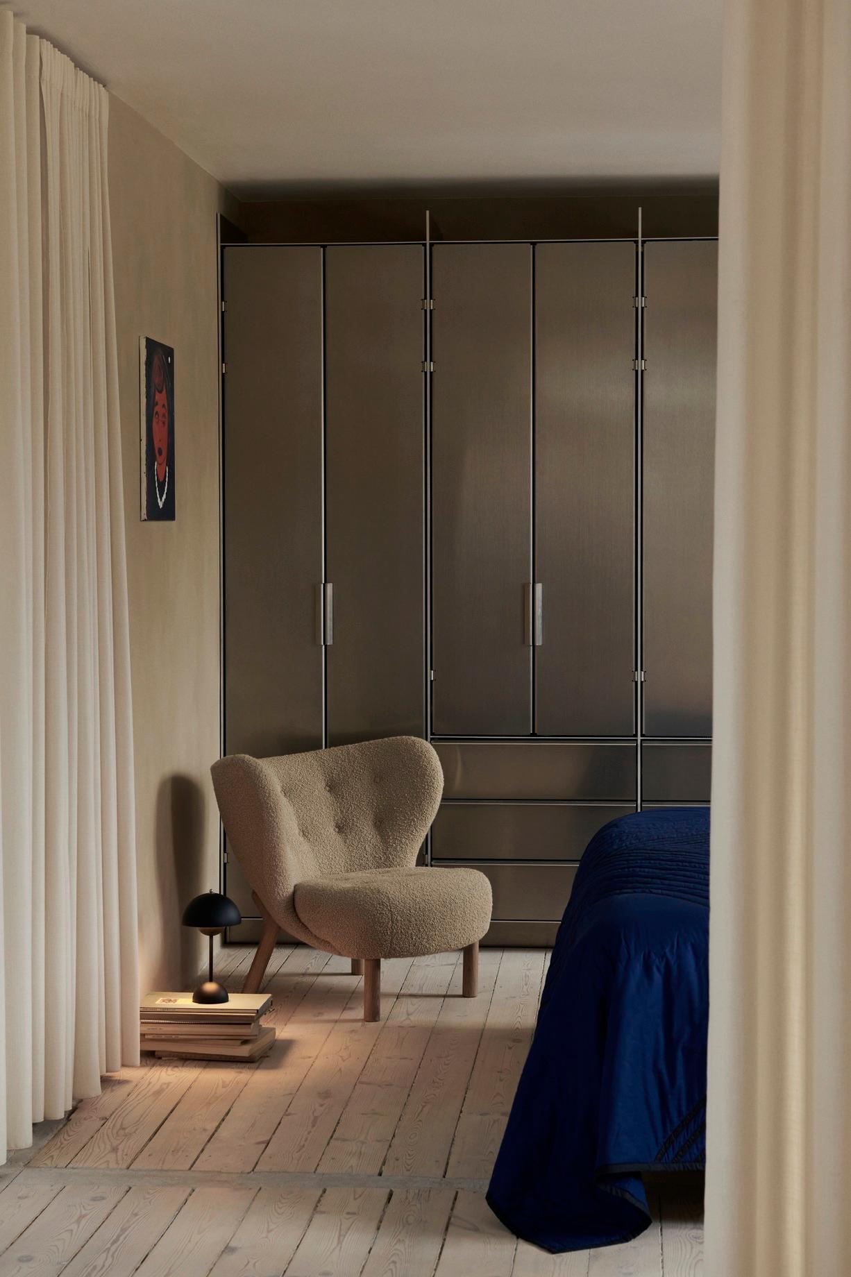 Die 1938 erstmals vorgestellte Little Petra wurde auf der Ausstellung der Copenhagen Cabinetmakers Guild sofort gelobt und gewann später Preise auf Ausstellungen in New York und Berlin. Es ist einer der wenigen Entwürfe des Architekten Viggo Boesen,