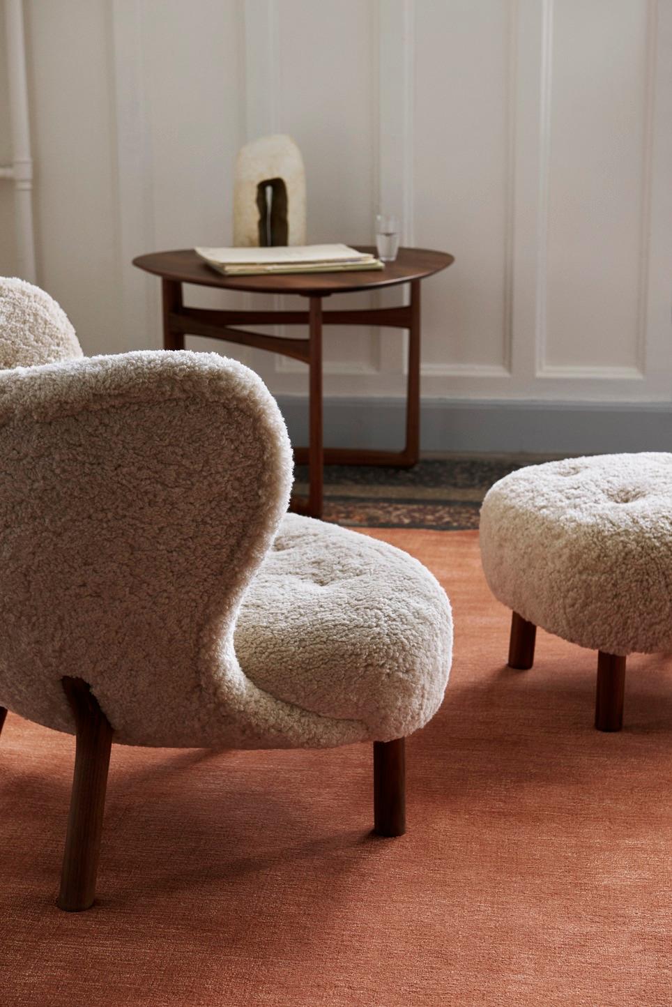 Kleiner Petra VB1 Loungesessel und Hocker aus Nussbaum/COM (Kustomer's Own Material) für &T (Skandinavische Moderne) im Angebot
