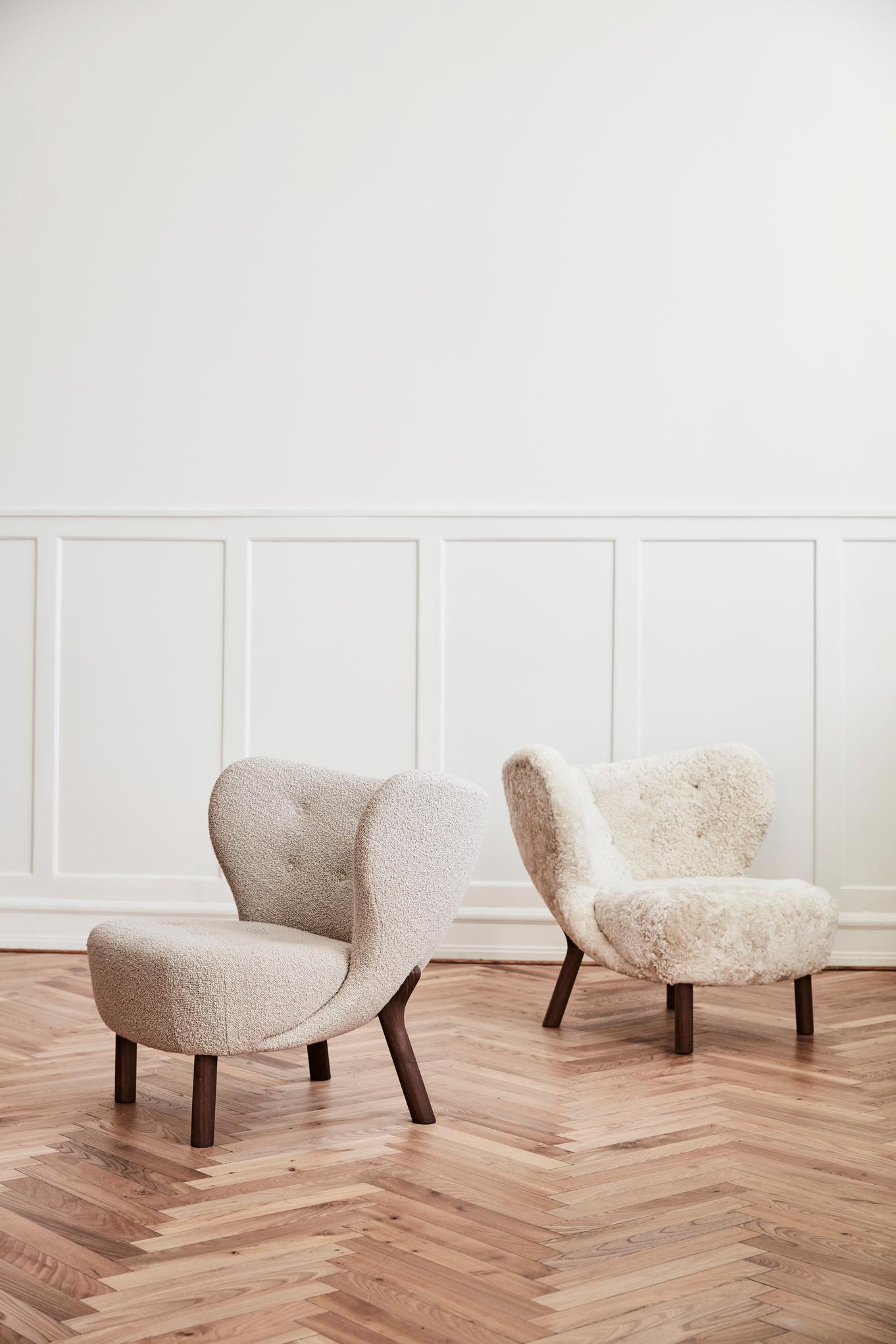 Kleiner Petra VB1 Loungesessel und Hocker aus Nussbaum/COM (Kustomer's Own Material) für &T (Litauisch) im Angebot