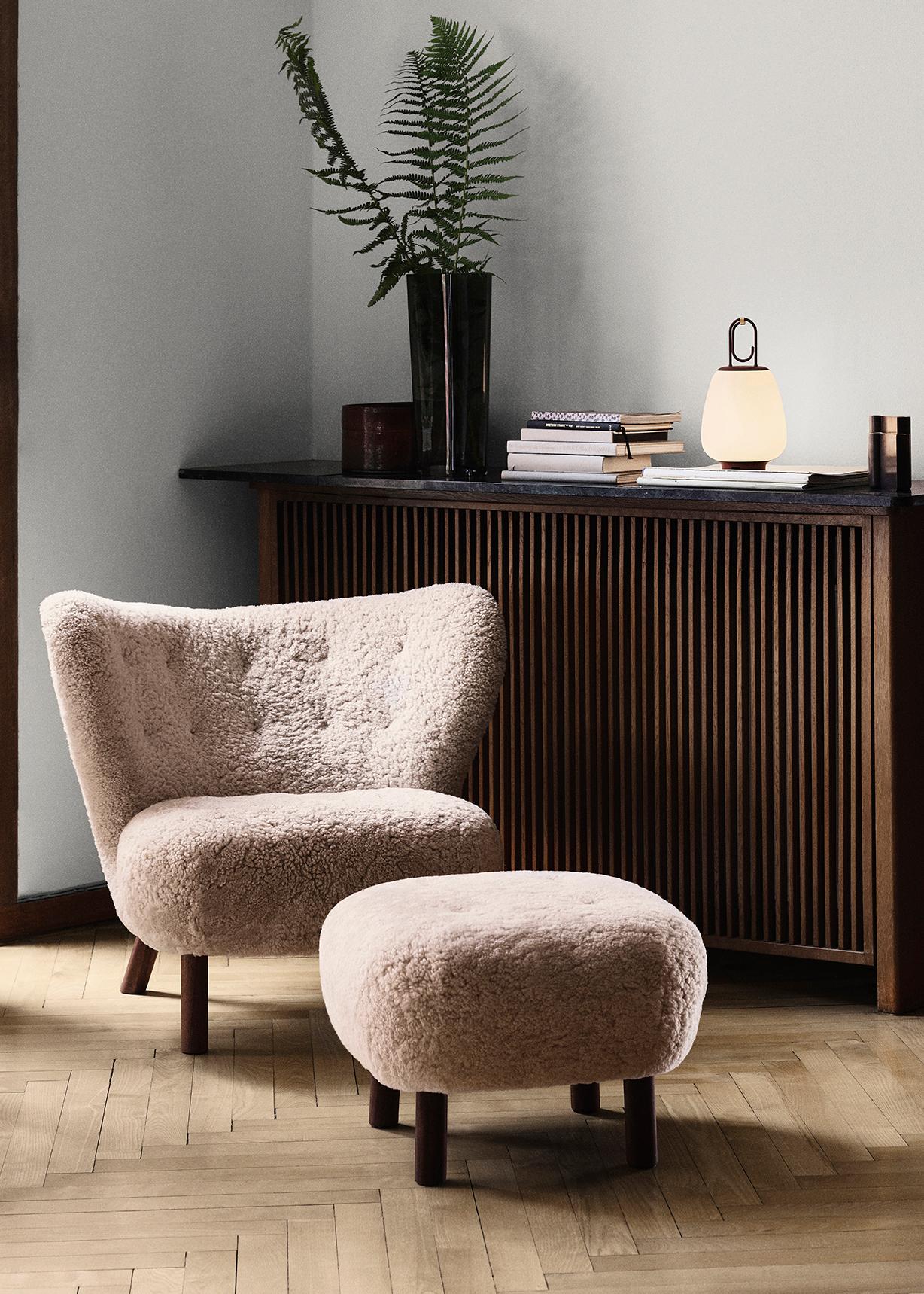 Kleiner Petra VB1 Loungesessel und Hocker aus Nussbaum/COM (Kustomer's Own Material) für &T (Stoff) im Angebot