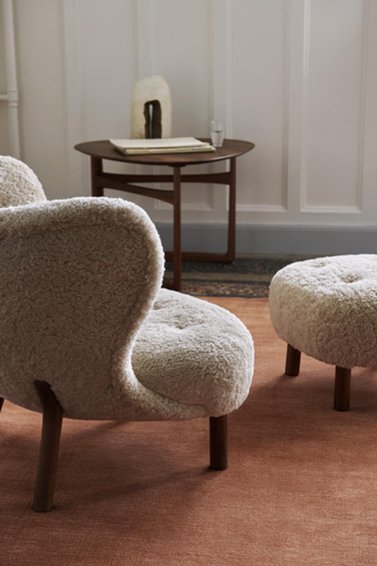 Little Petra vb1 & Pouf in Sheepskin M & Walnut by Viggo Boesen for &tradition Escandinavo moderno en venta