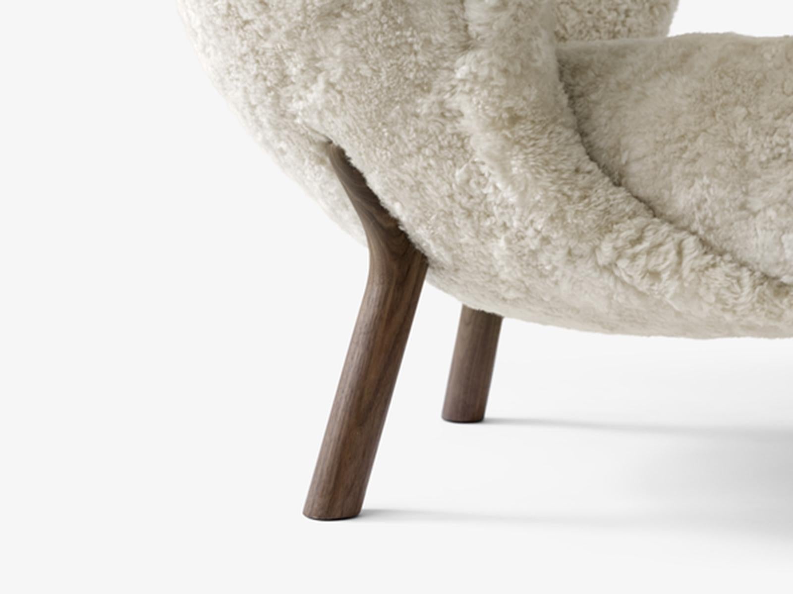 Little Petra vb1 & Pouf in Sheepskin M & Walnut by Viggo Boesen for &tradition In New Condition For Sale In Dubai, AE