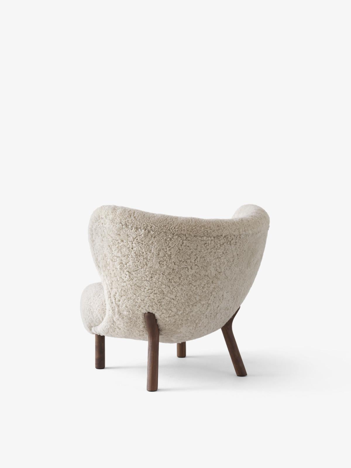 XXIe siècle et contemporain Petite table Petra VB1 & Pouf en « Commande spéciale » couleur peau de mouton et noyer pour &Tradition en vente