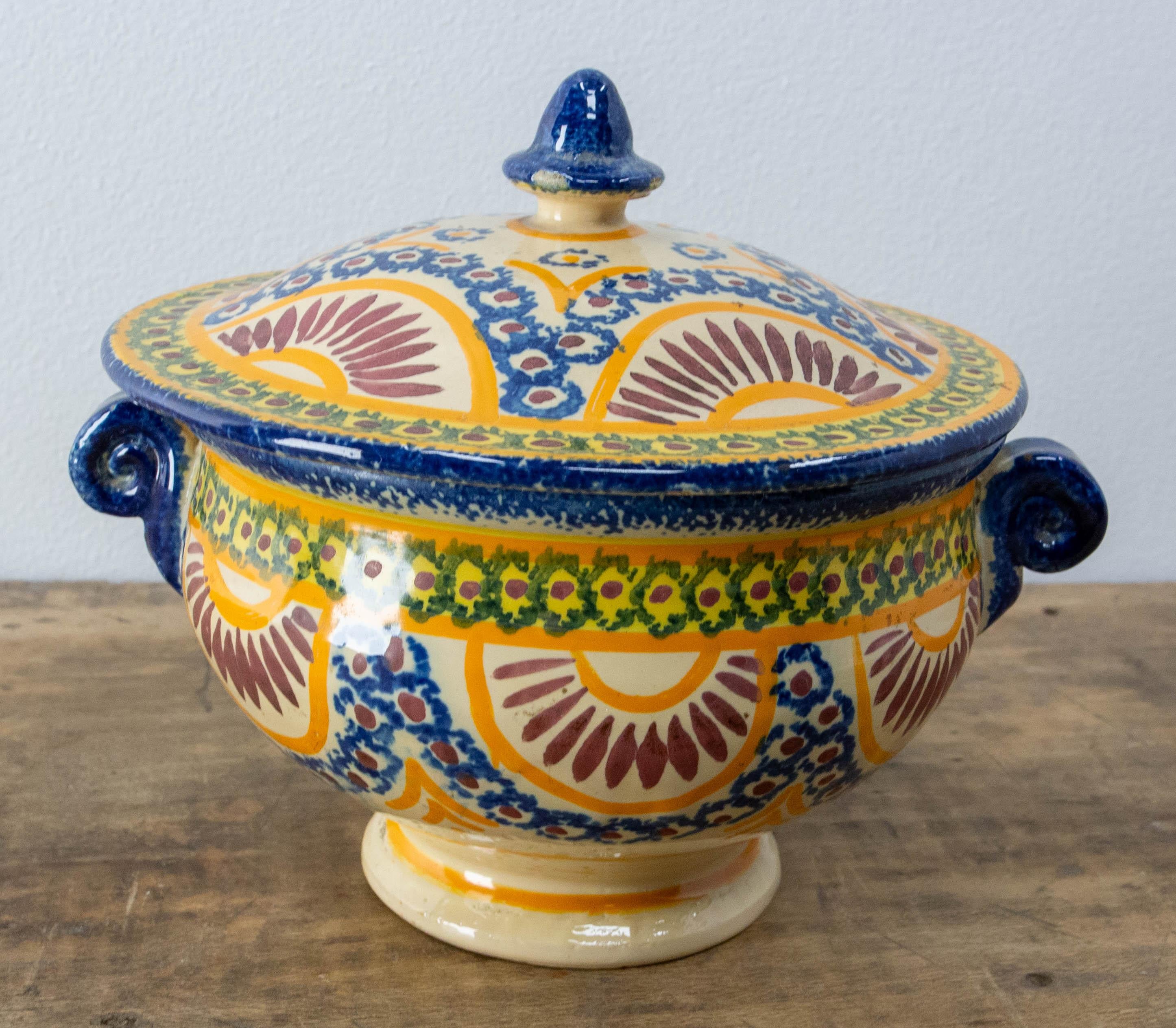 Little Porcelain Tureen Center Piece or Empty Pocket, French circa 1960 In Good Condition For Sale In Labrit, Landes