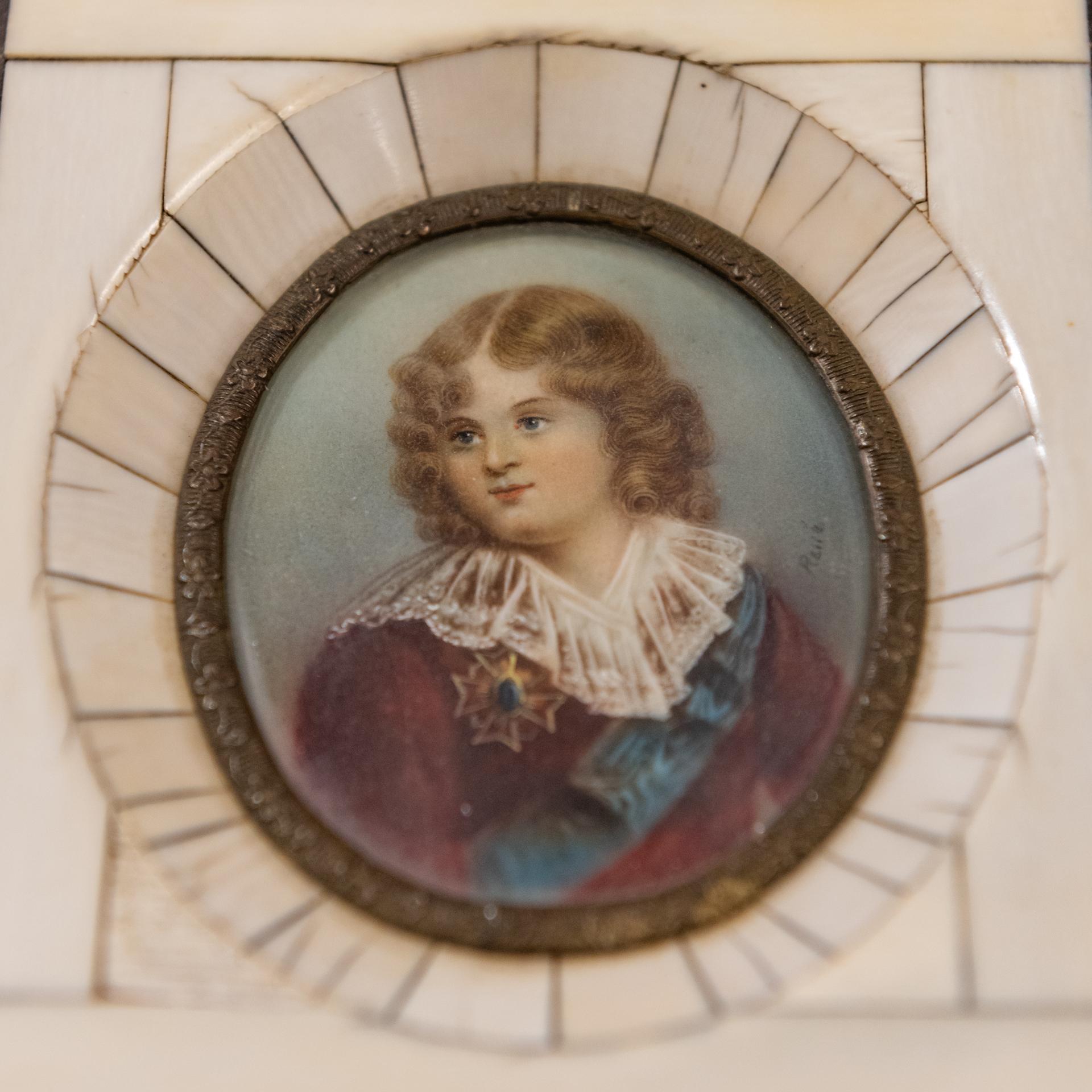 XVIIIe siècle Petit portrait du dauphin en vente