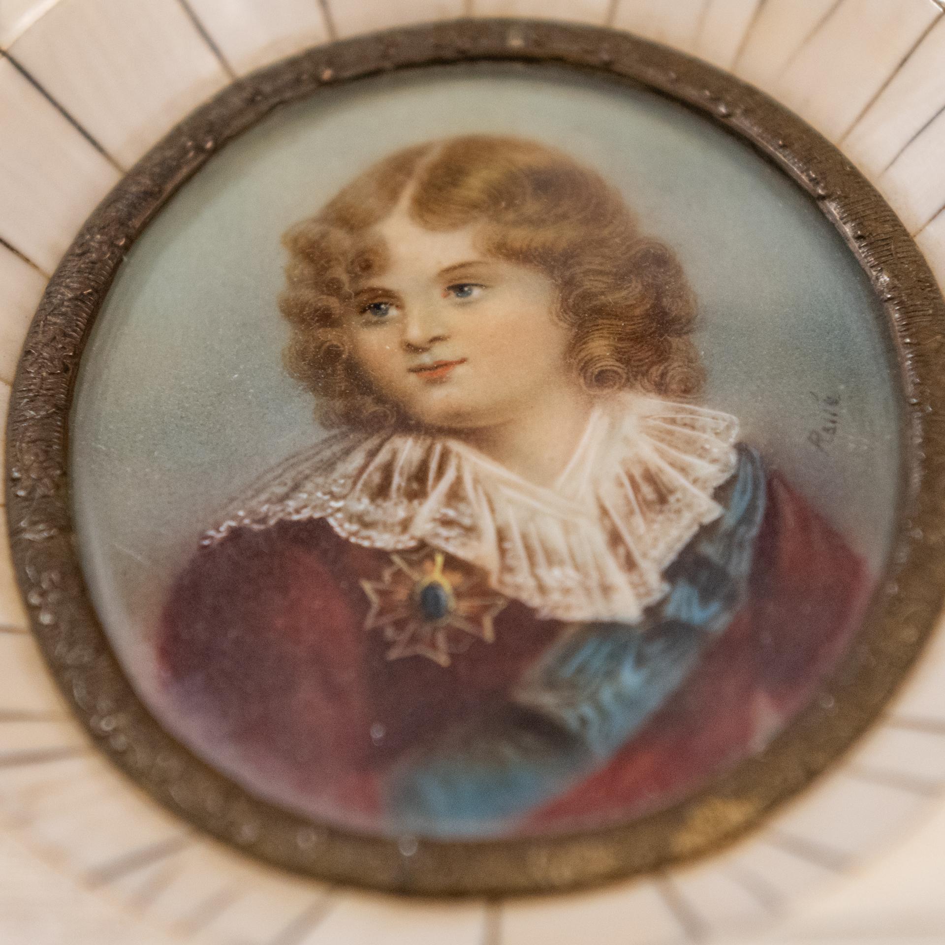Ébène Petit portrait du dauphin en vente