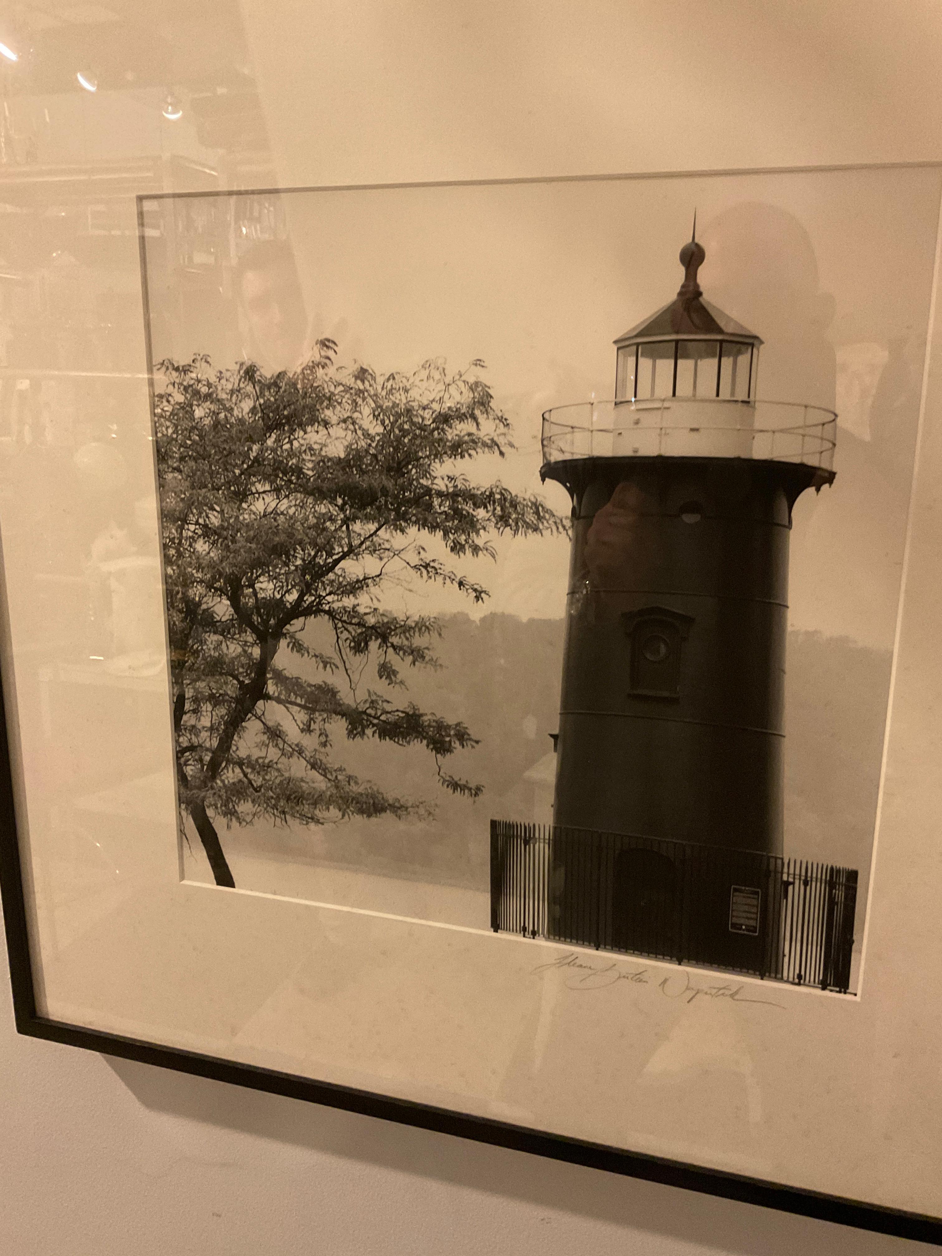 Little Red Lighthouse Fotografie von Ileane Bernstein Naprstek (21. Jahrhundert und zeitgenössisch) im Angebot