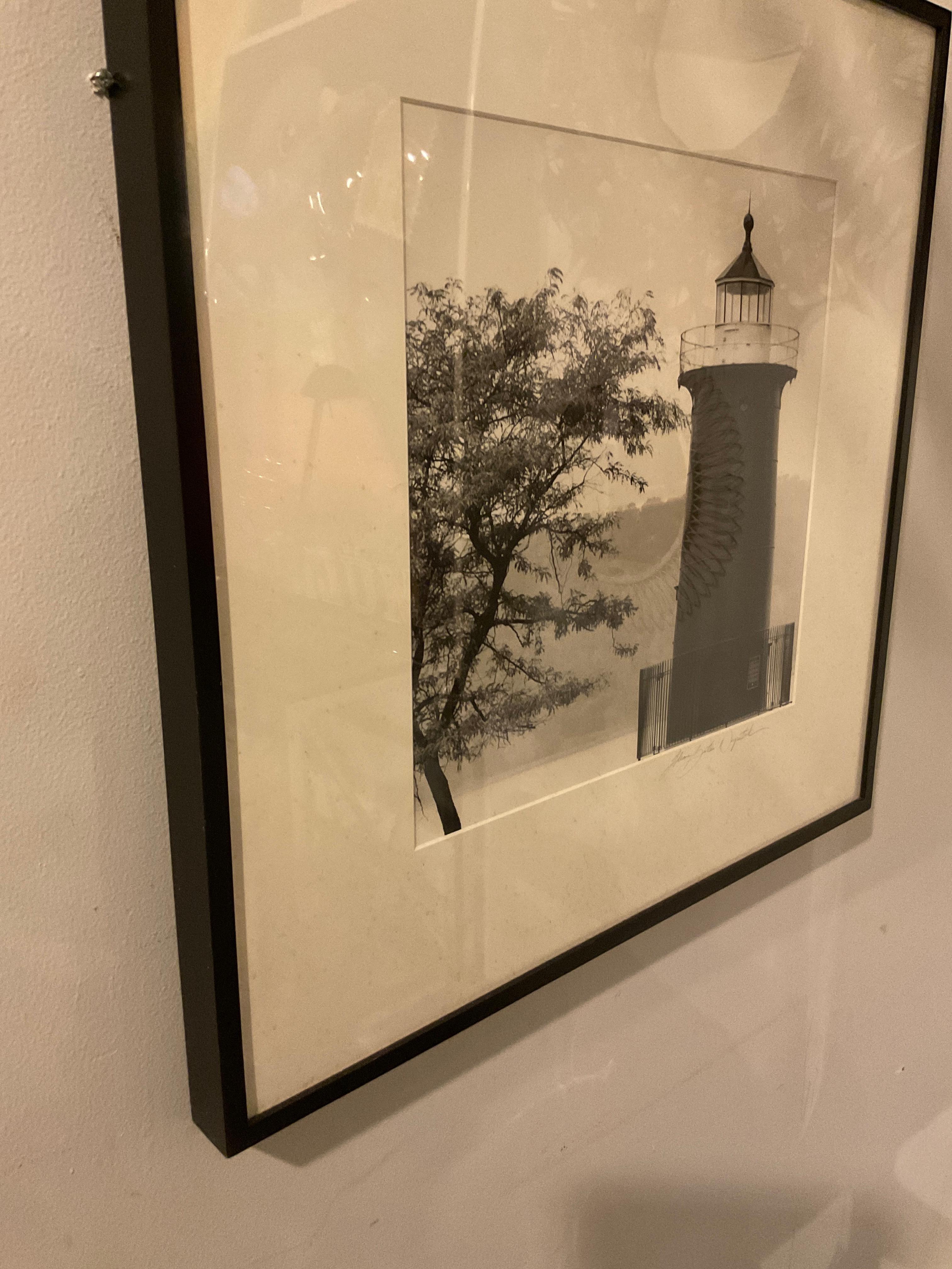 Little Red Lighthouse Fotografie von Ileane Bernstein Naprstek (Papier) im Angebot